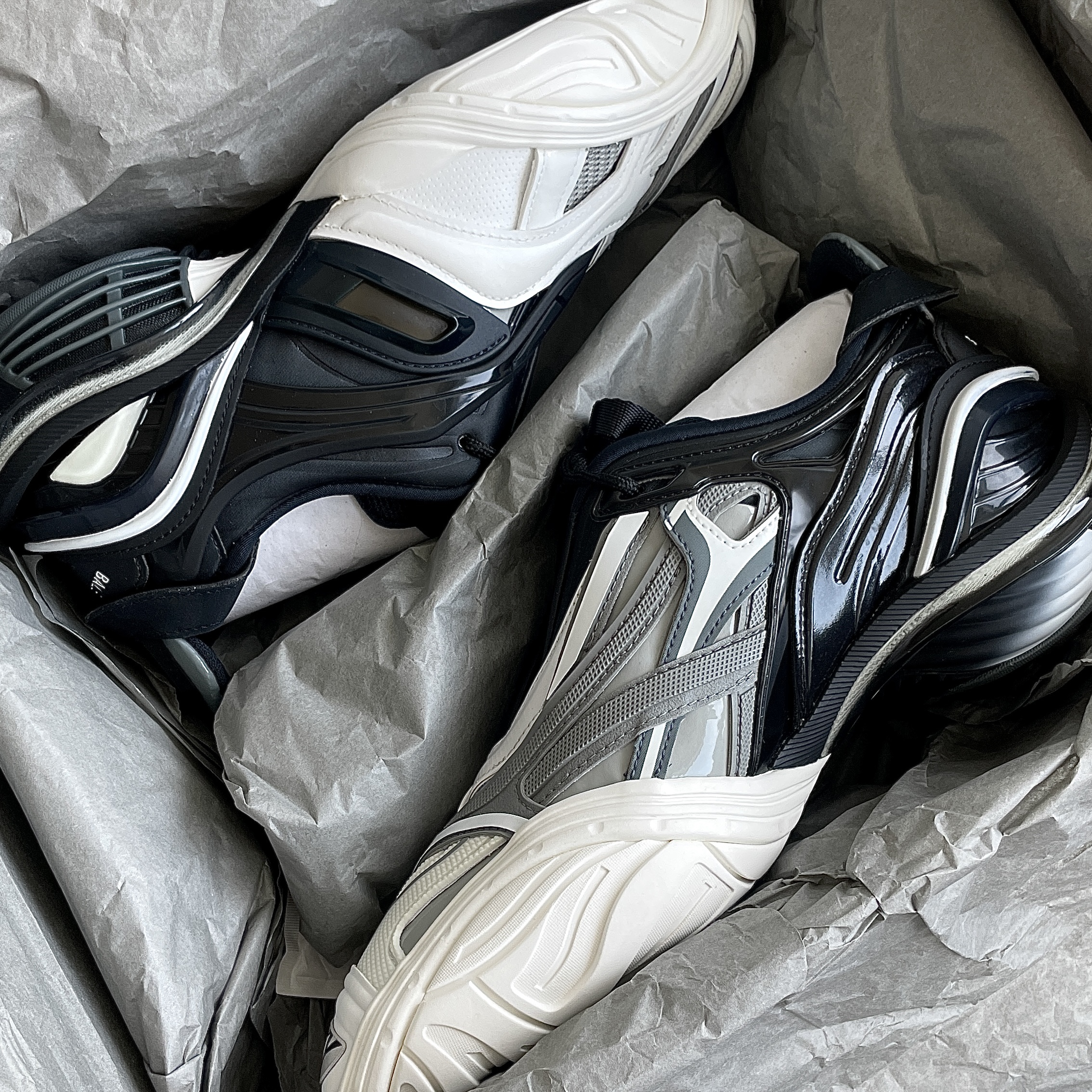 Balenciaga Tyrex Sneakers Black White 착용 스타일 - 1