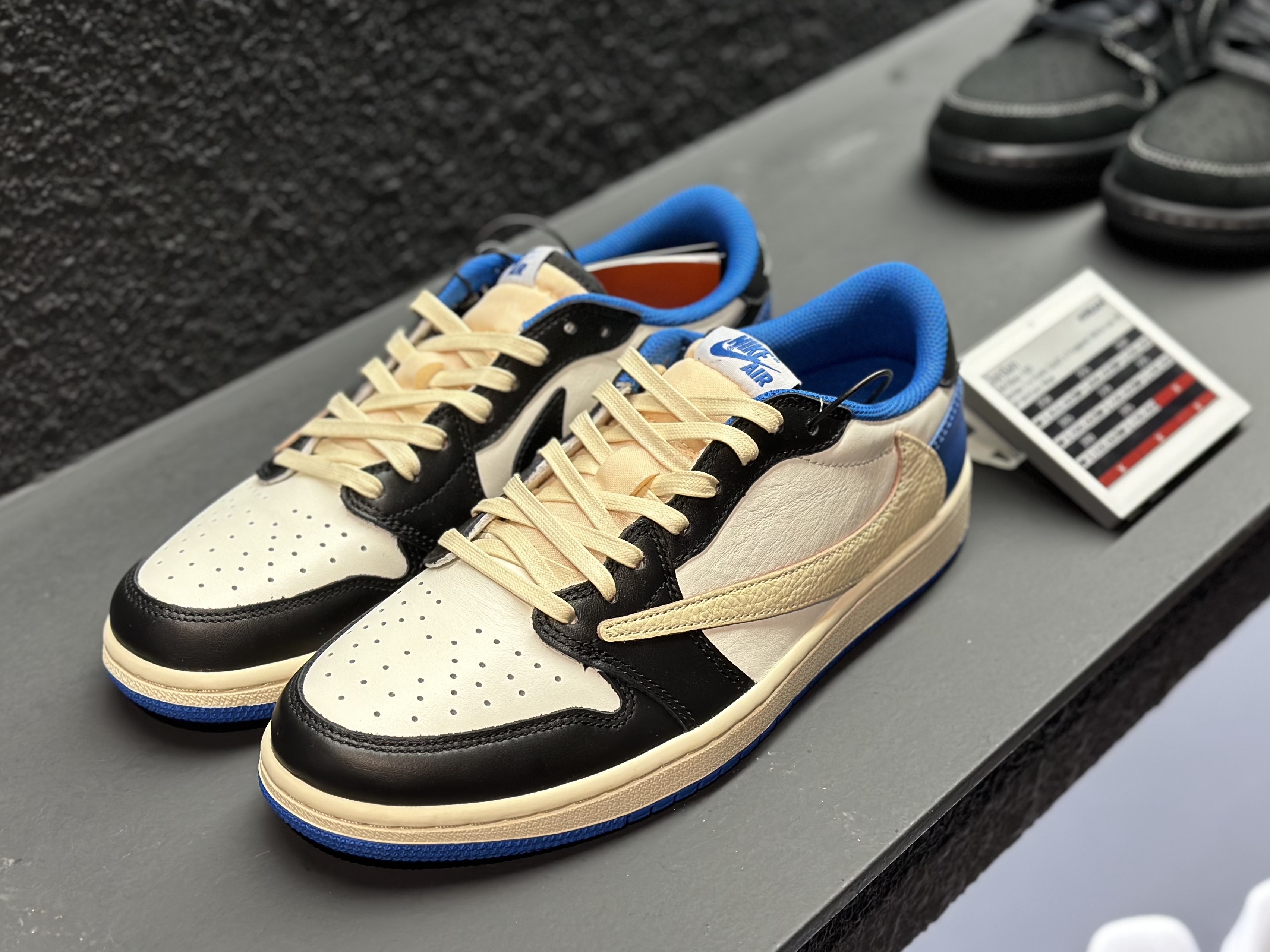 Jordan 1 x Travis Scott x Fragment Retro Low OG SP Military Blue 착용 스타일