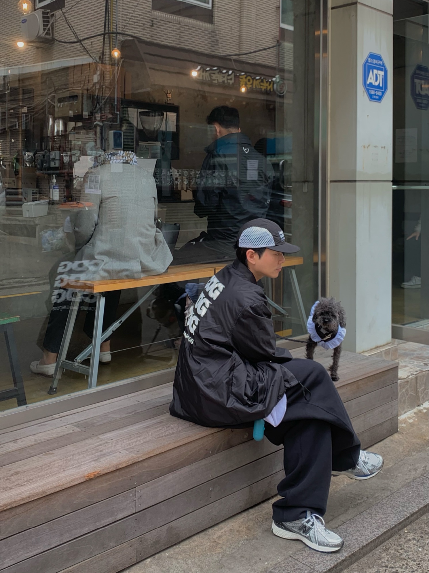 CDG Logo Coach Jacket Black, Helinox x Obey Camp Cap Black 착용 스타일 - 2