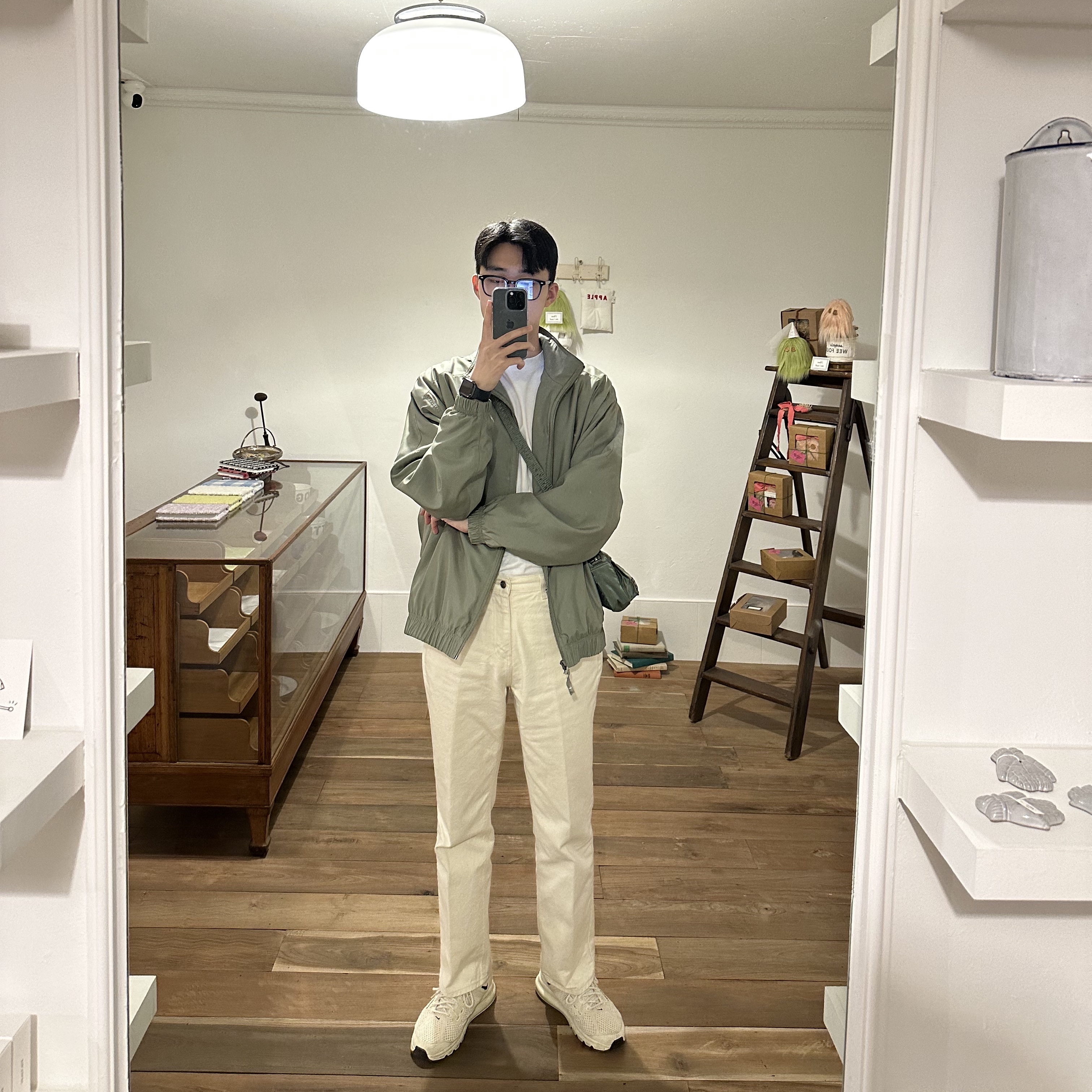 Nike x Stussy Air Max 2013 Fossil, Porter Tanker Shoulder Bag Sage Green 착용 스타일