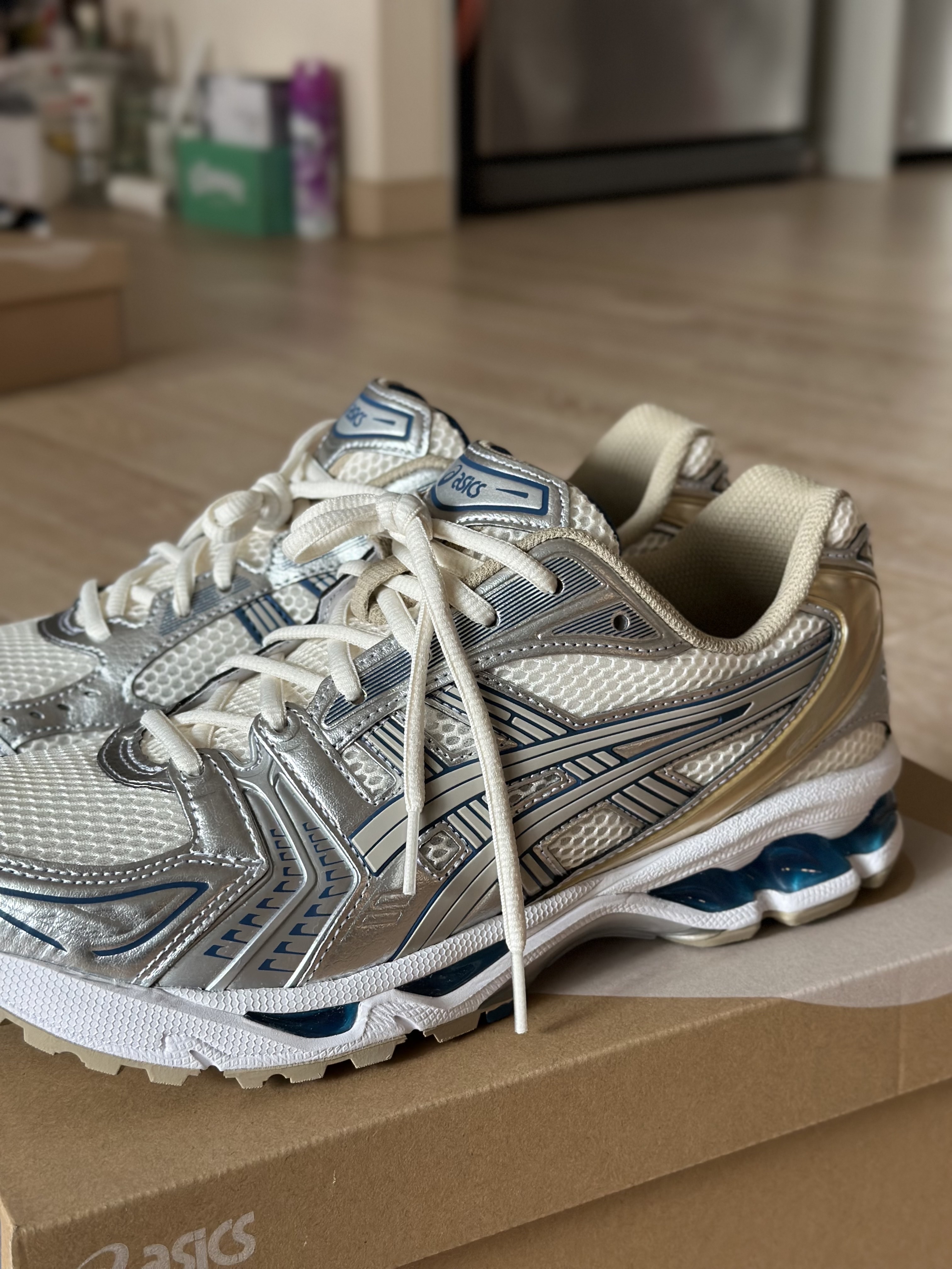 Asics Gel-Kayano 14 Cream Pure Silver 착용 스타일 - 2