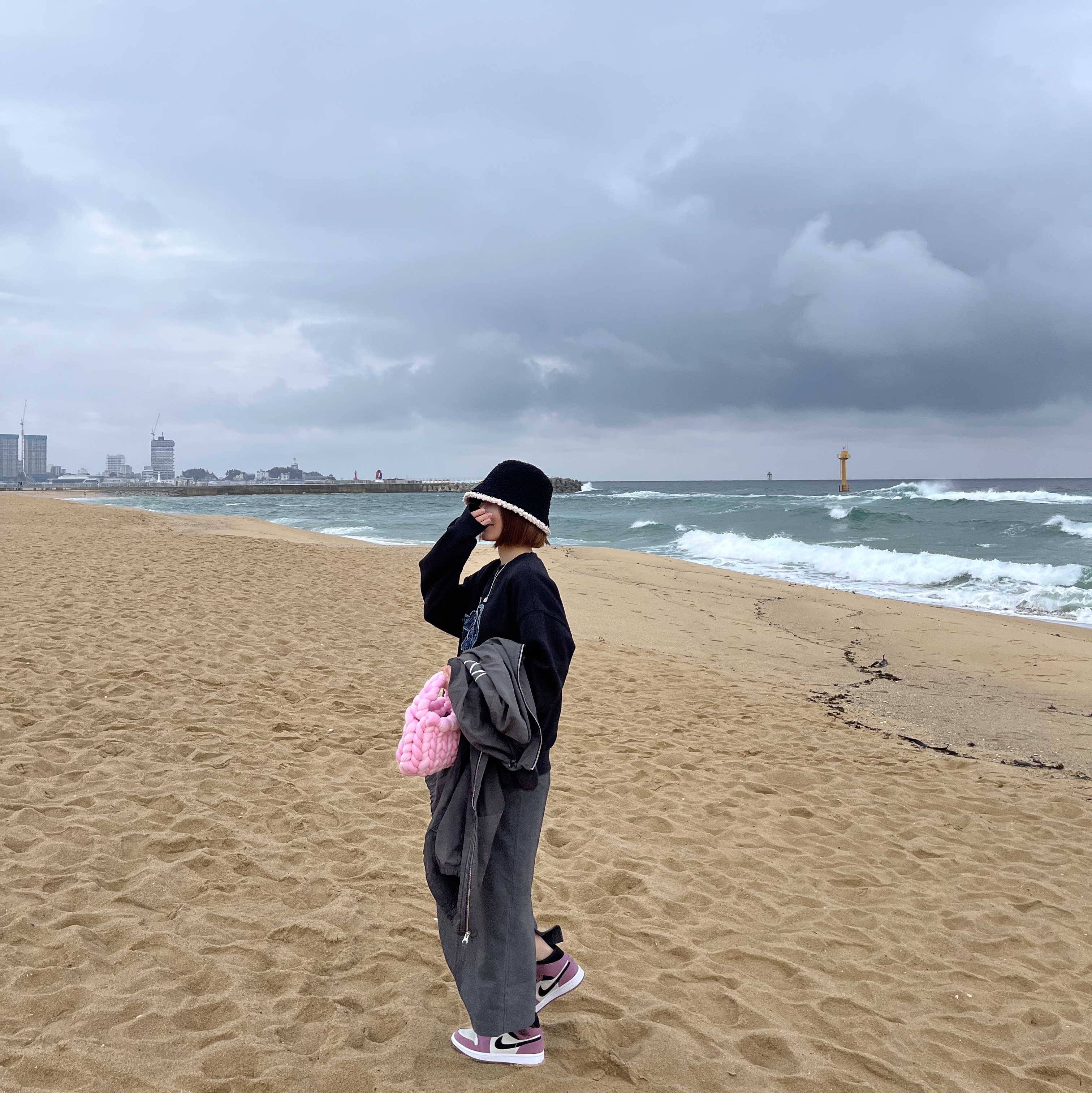 Stussy Wave Dye Beach Shell Jacket Black 착용 스타일 - 2