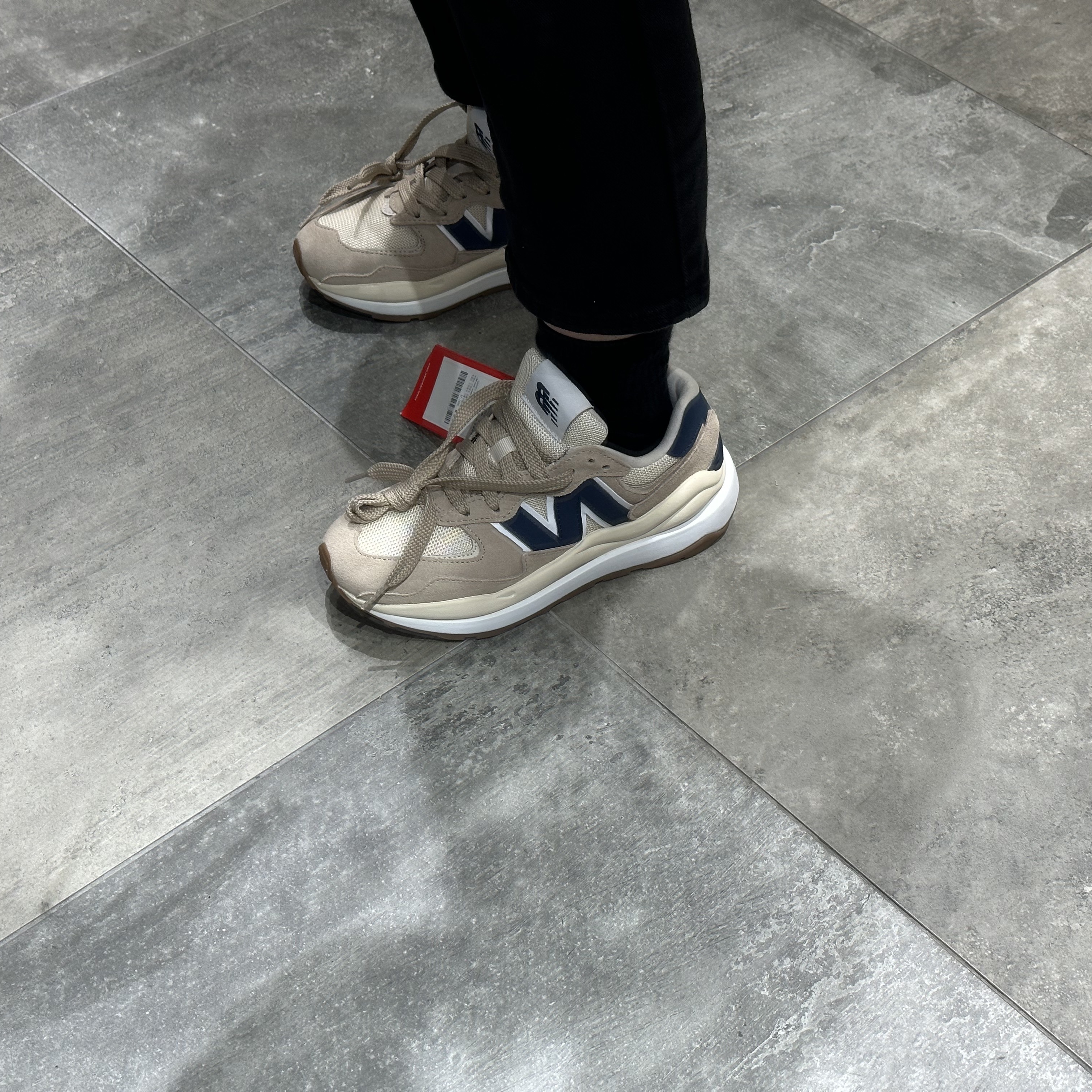 New Balance 5740 Brown Navy 착용 스타일 - 1