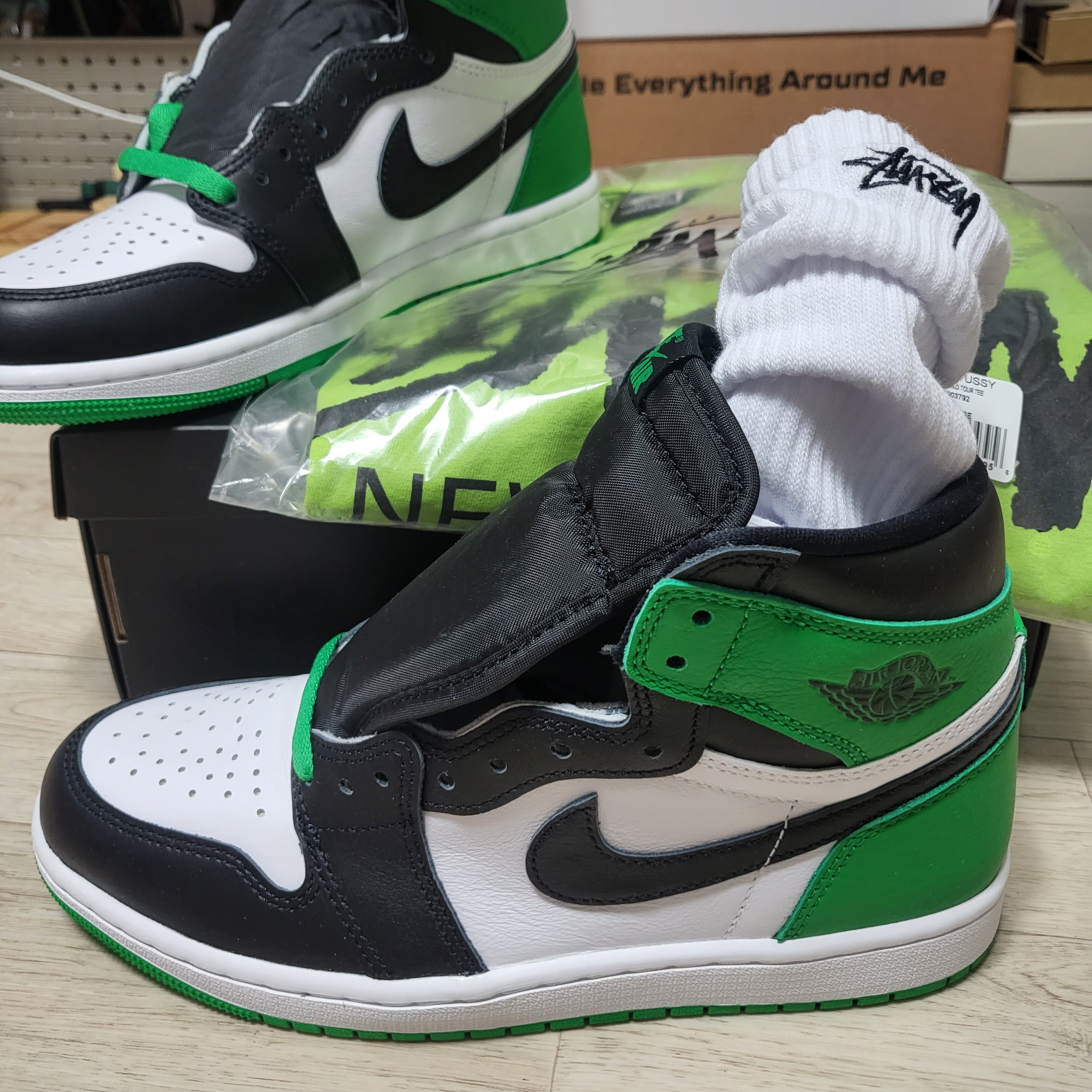 Jordan 1 Retro High OG Black and Lucky Green, Stussy Small Stock Crew Socks White (3 Pack) 착용 스타일 - 2