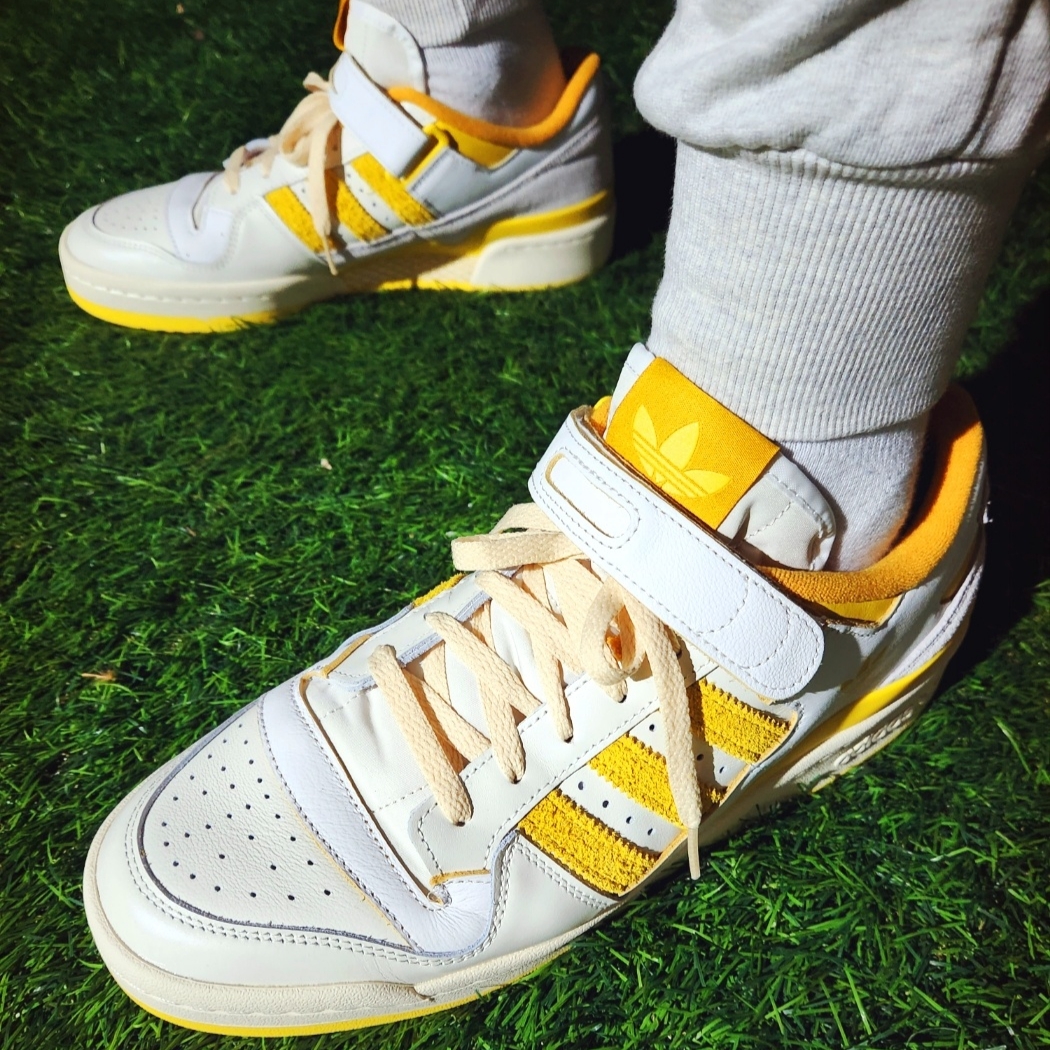 Adidas Forum 84 Low White Yellow 착용 스타일 - 5