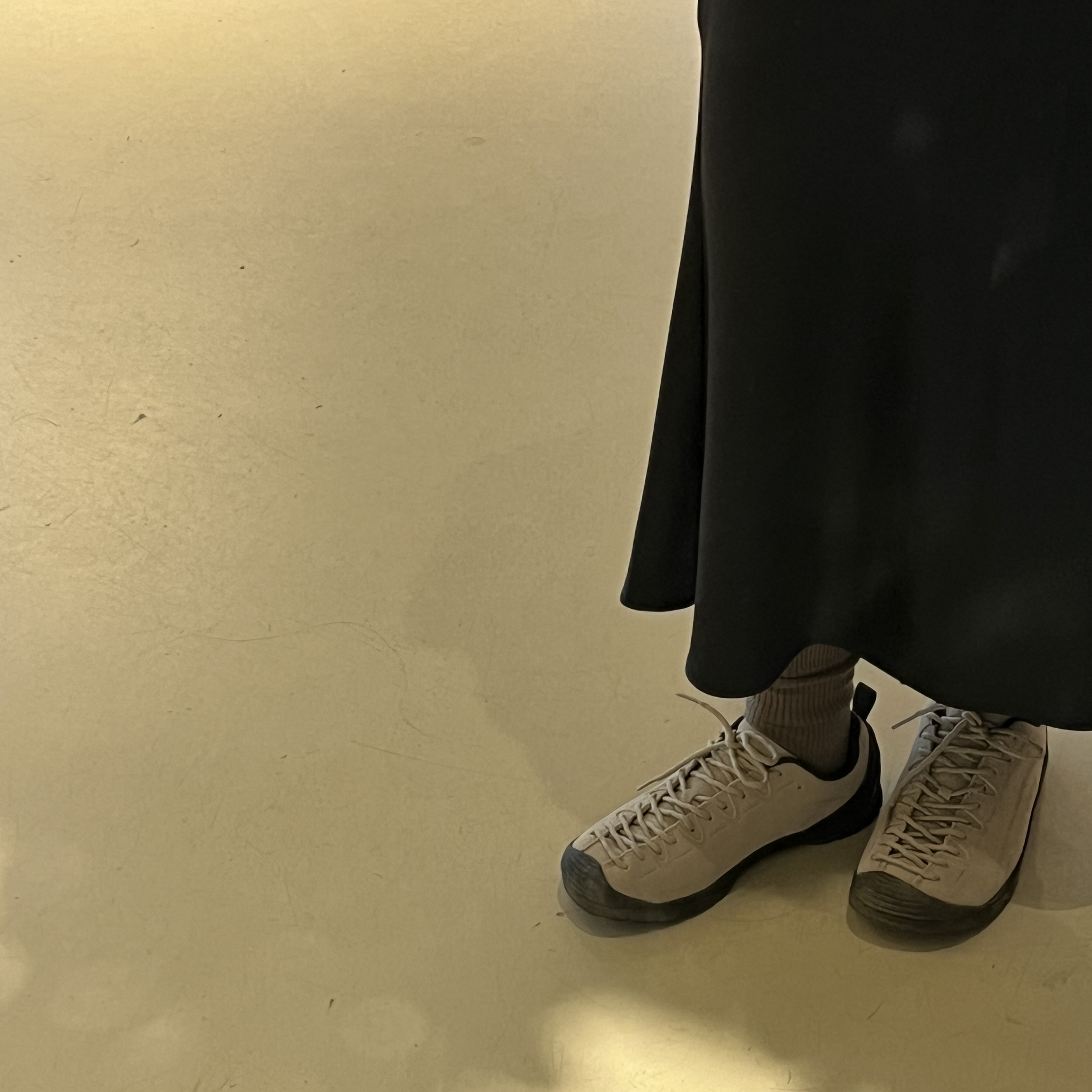 Keen Jasper Suede Sneakers Silver Mink 착용 스타일