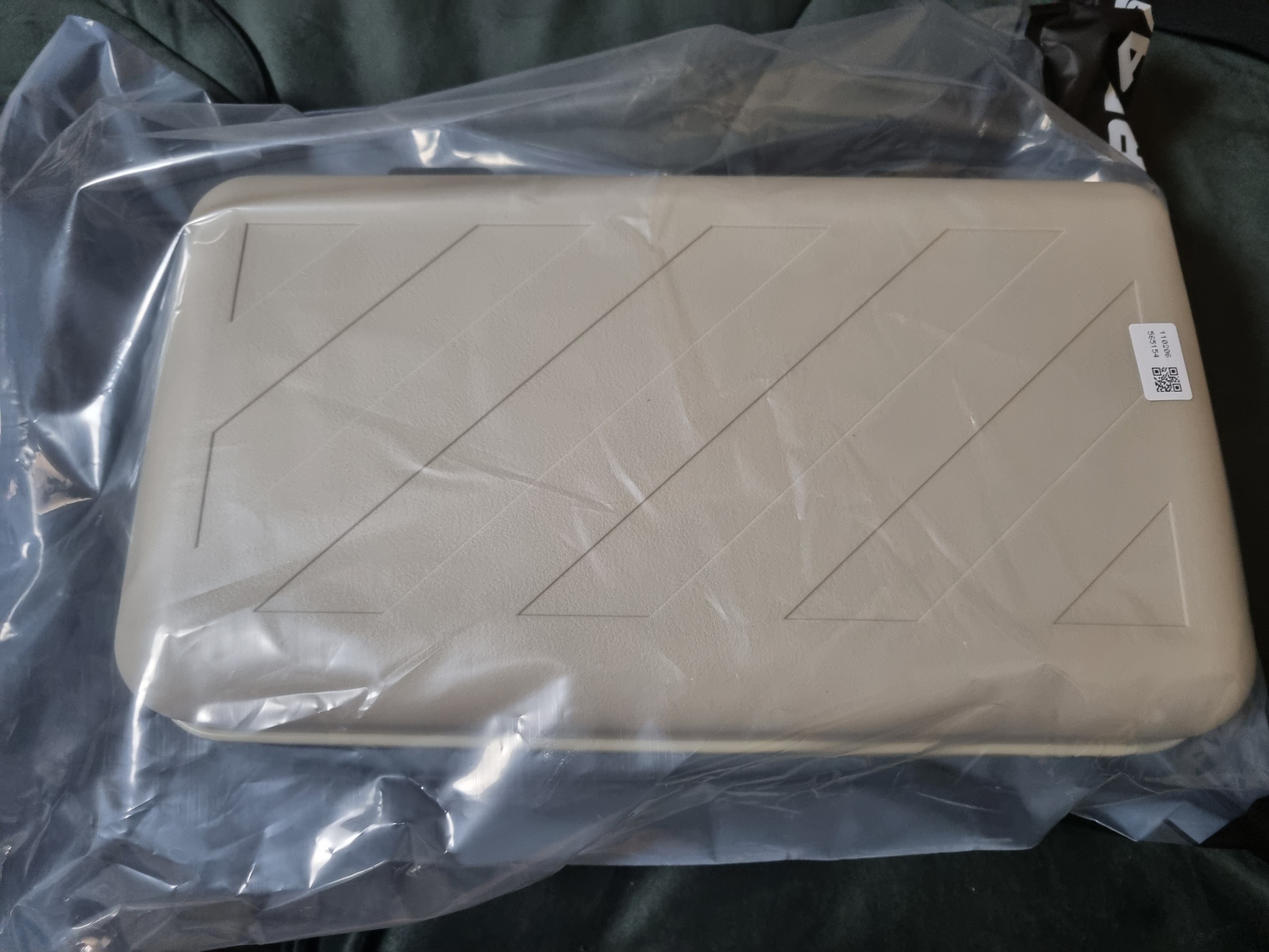 Off-White x Amore Pacific Protection Box (Without Cosmetics) 착용 스타일 - 1