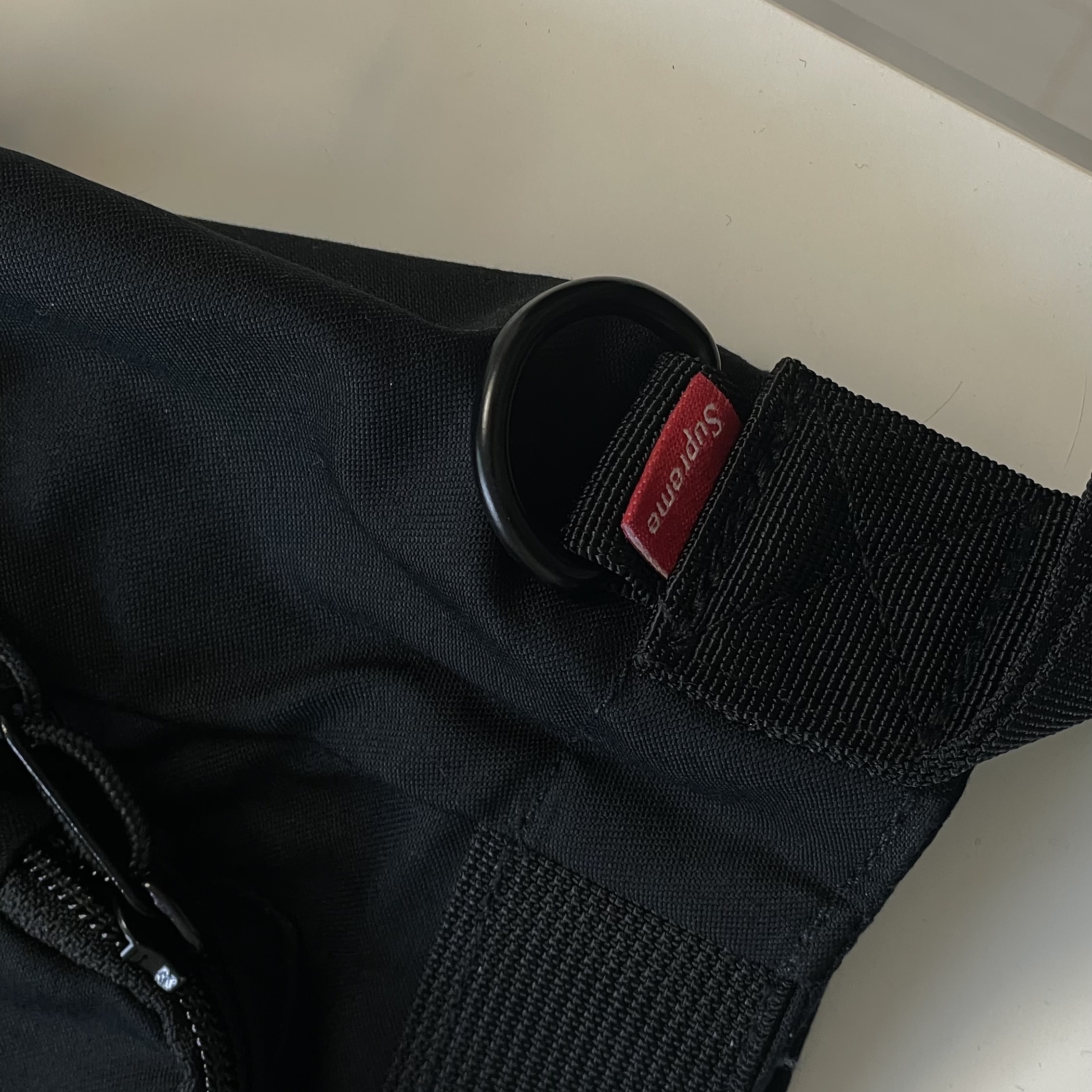 Supreme Field Messenger Bag Black - 23SS 착용 스타일 - 3