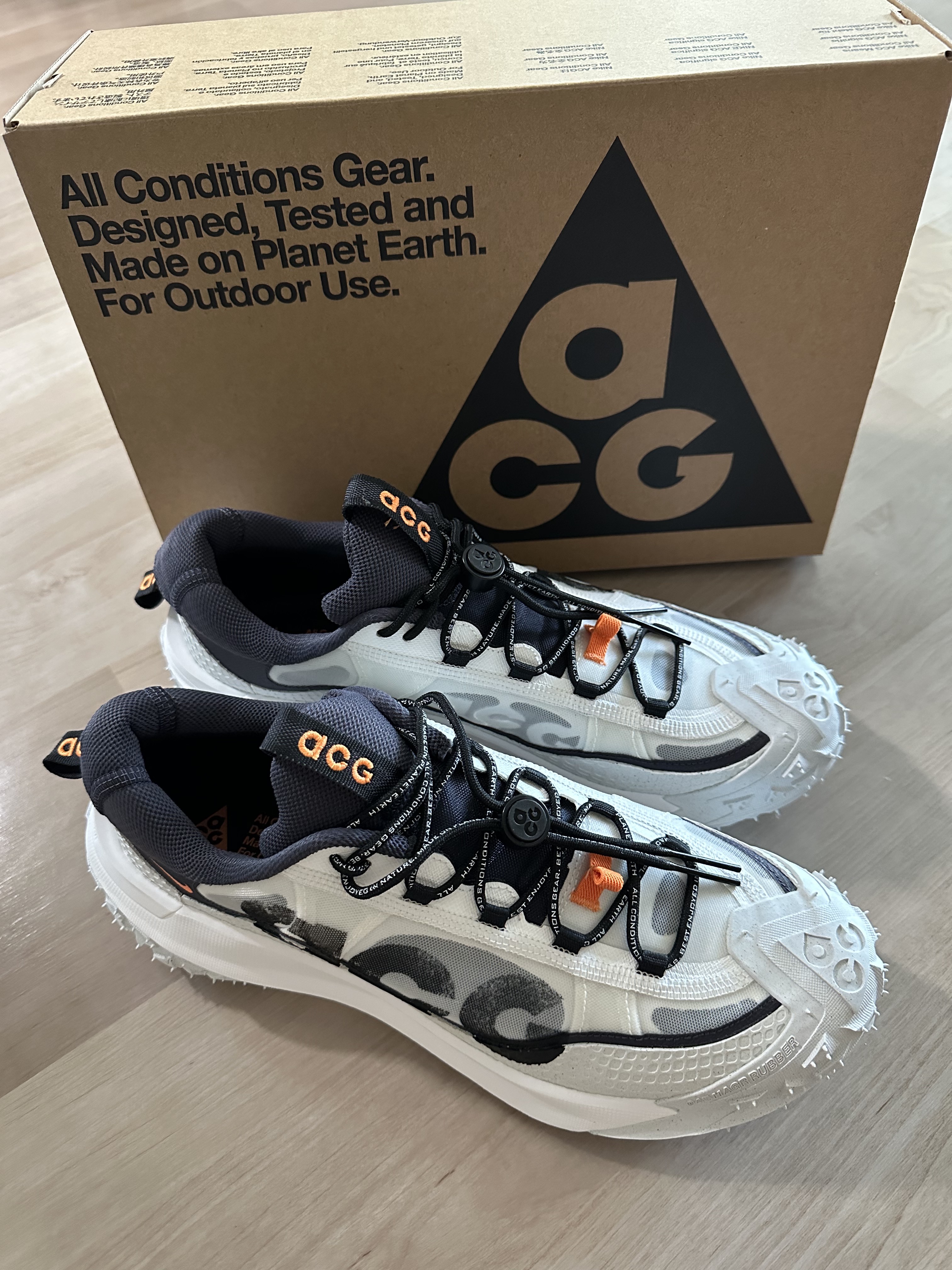 Nike ACG Mountain Fly 2 Low Summit White and Bright Mandarin 착용 스타일