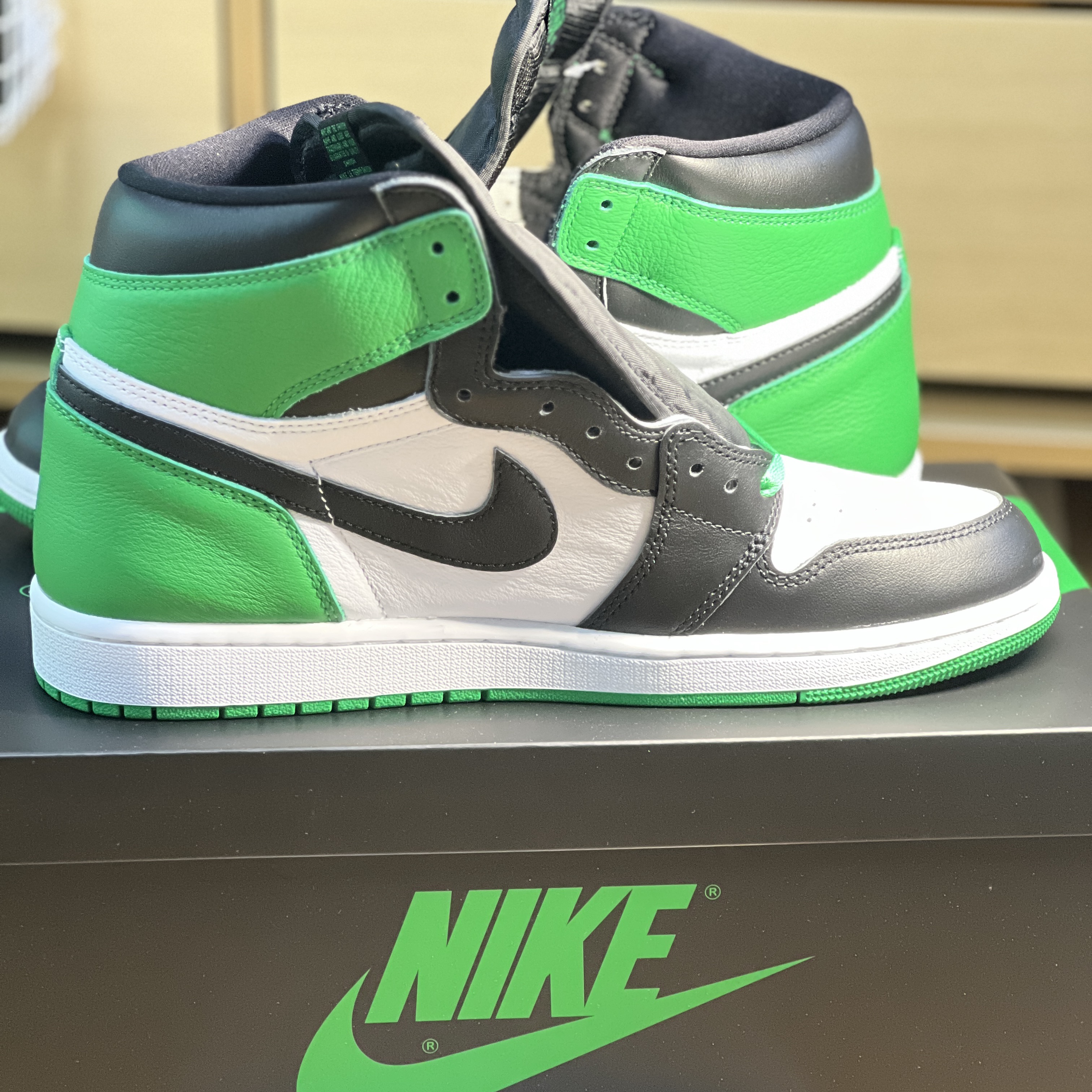 Jordan 1 Retro High OG Black and Lucky Green 착용 스타일