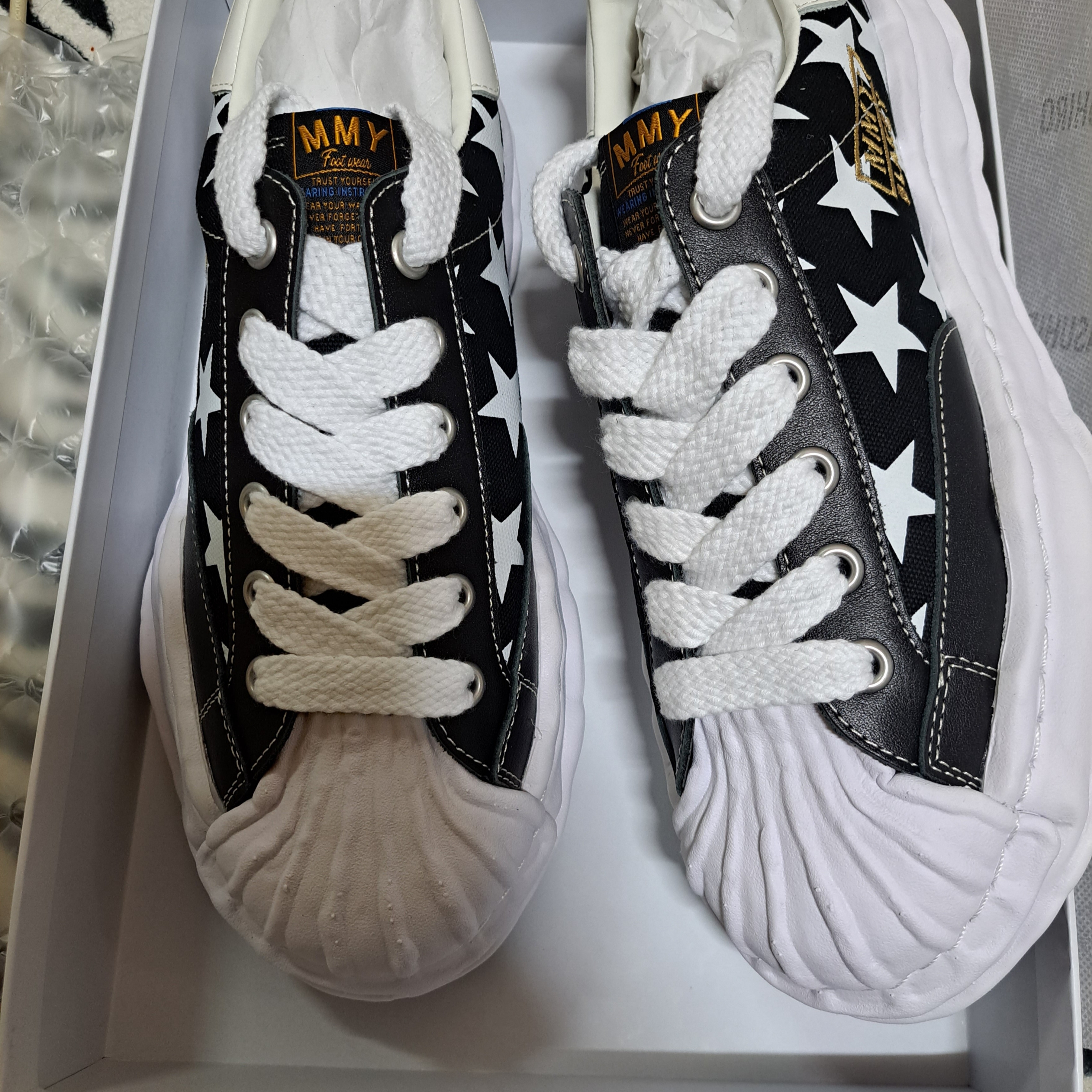 Maison Mihara Yasuhiro x Atmos Blakey OG Sole Star Print Low-top Sneakers Black 착용 스타일 - 1