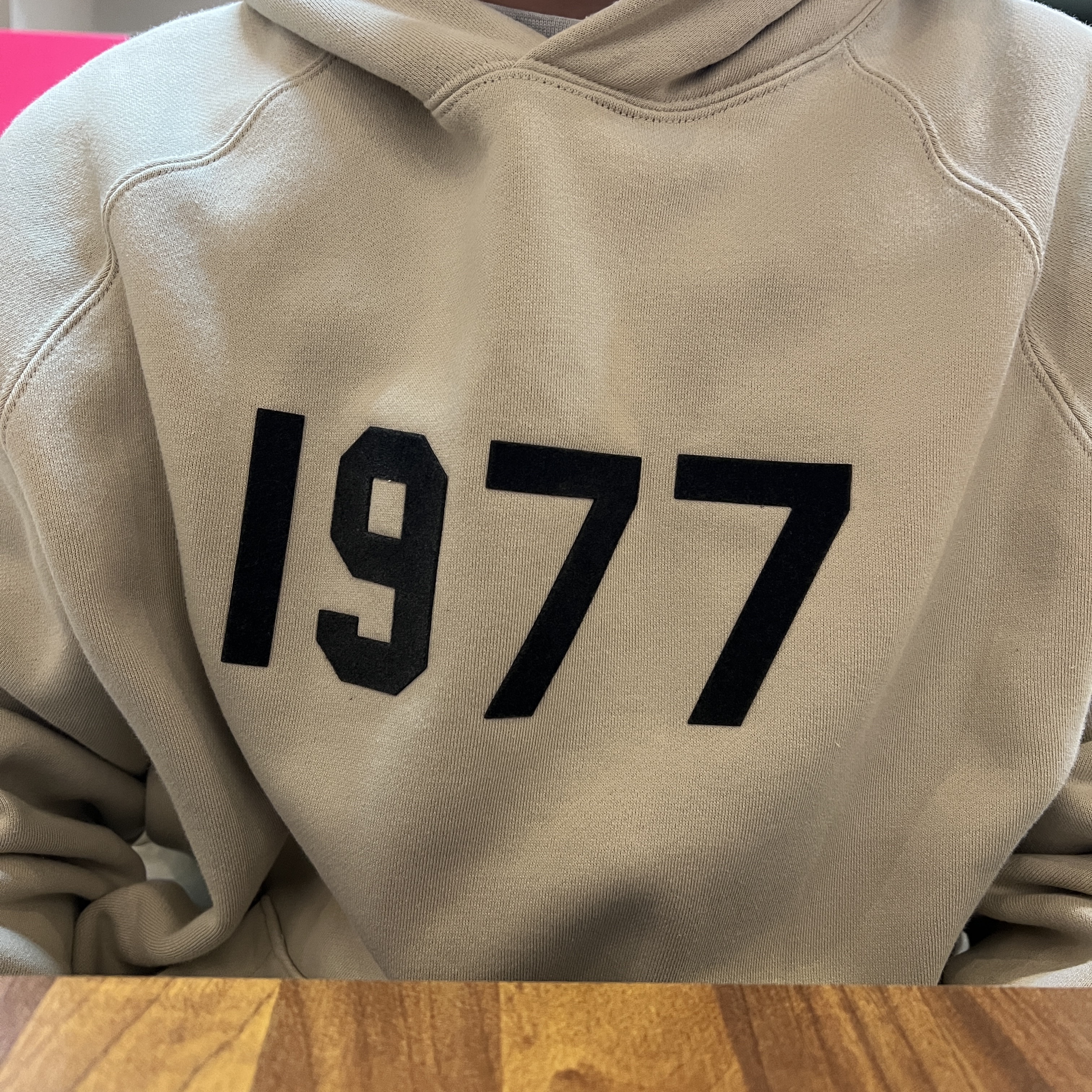Essentials 1977 Hoodie Wheat - 22SS 착용 스타일
