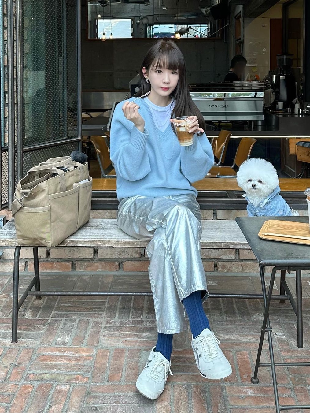 (W) Aviemuah V-Neck Wool Cashmere Sweater Blue, Onitsuka Tiger Mexico 66 SD Birch Silver 착용 스타일