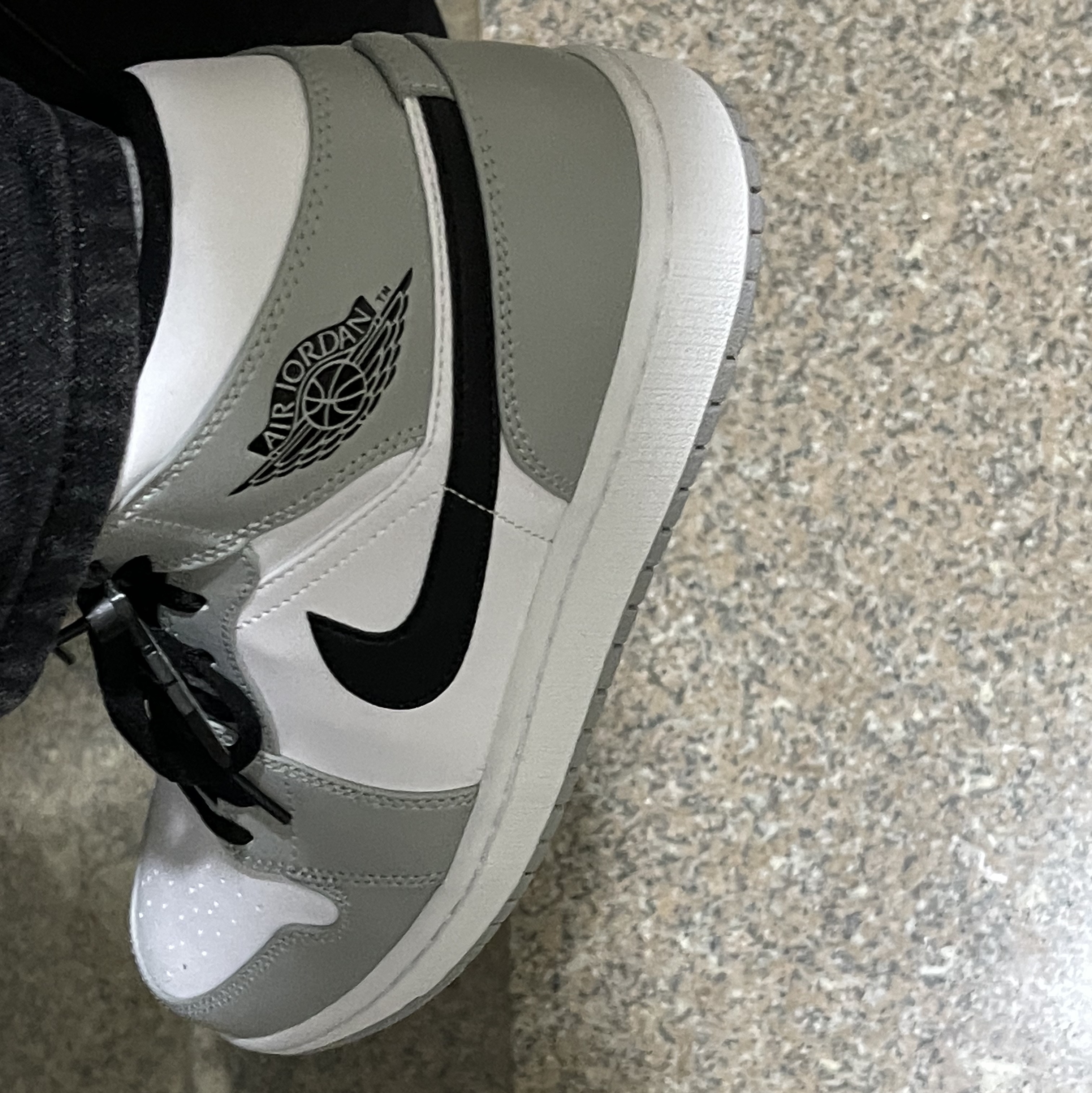 Jordan 1 Mid Light Smoke Grey 착용 스타일