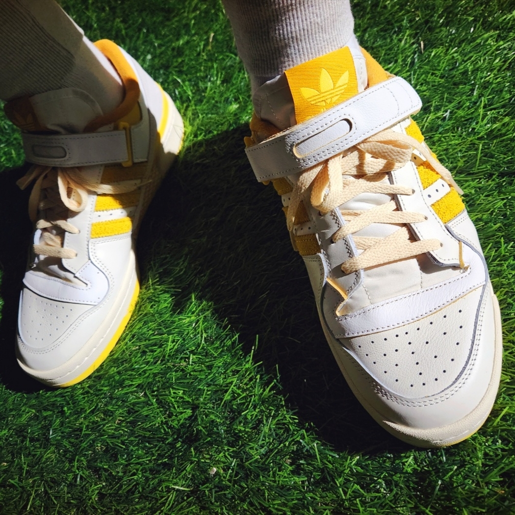 Adidas Forum 84 Low White Yellow 착용 스타일 - 4