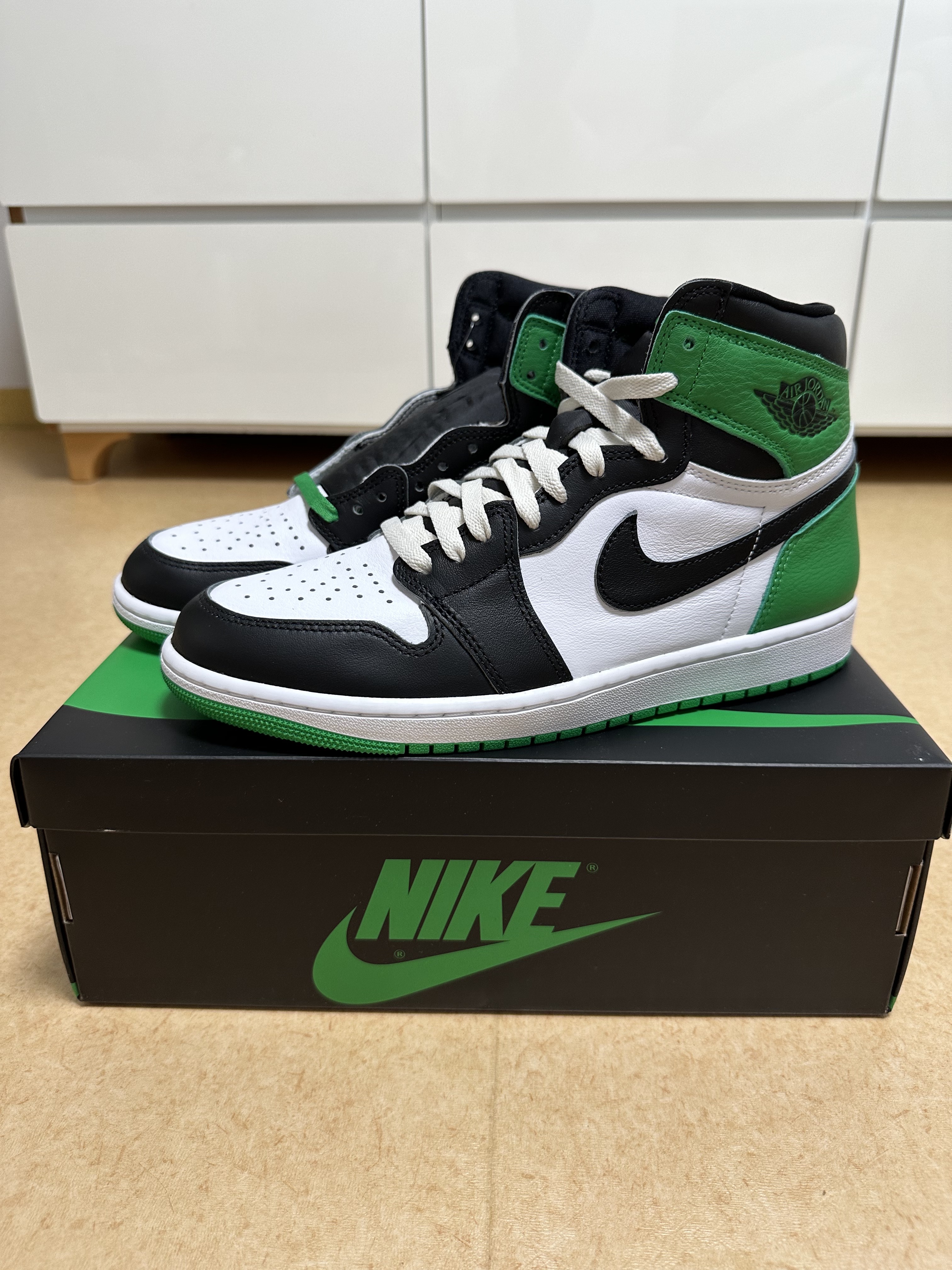 Jordan 1 Retro High OG Black and Lucky Green 착용 스타일 - 1