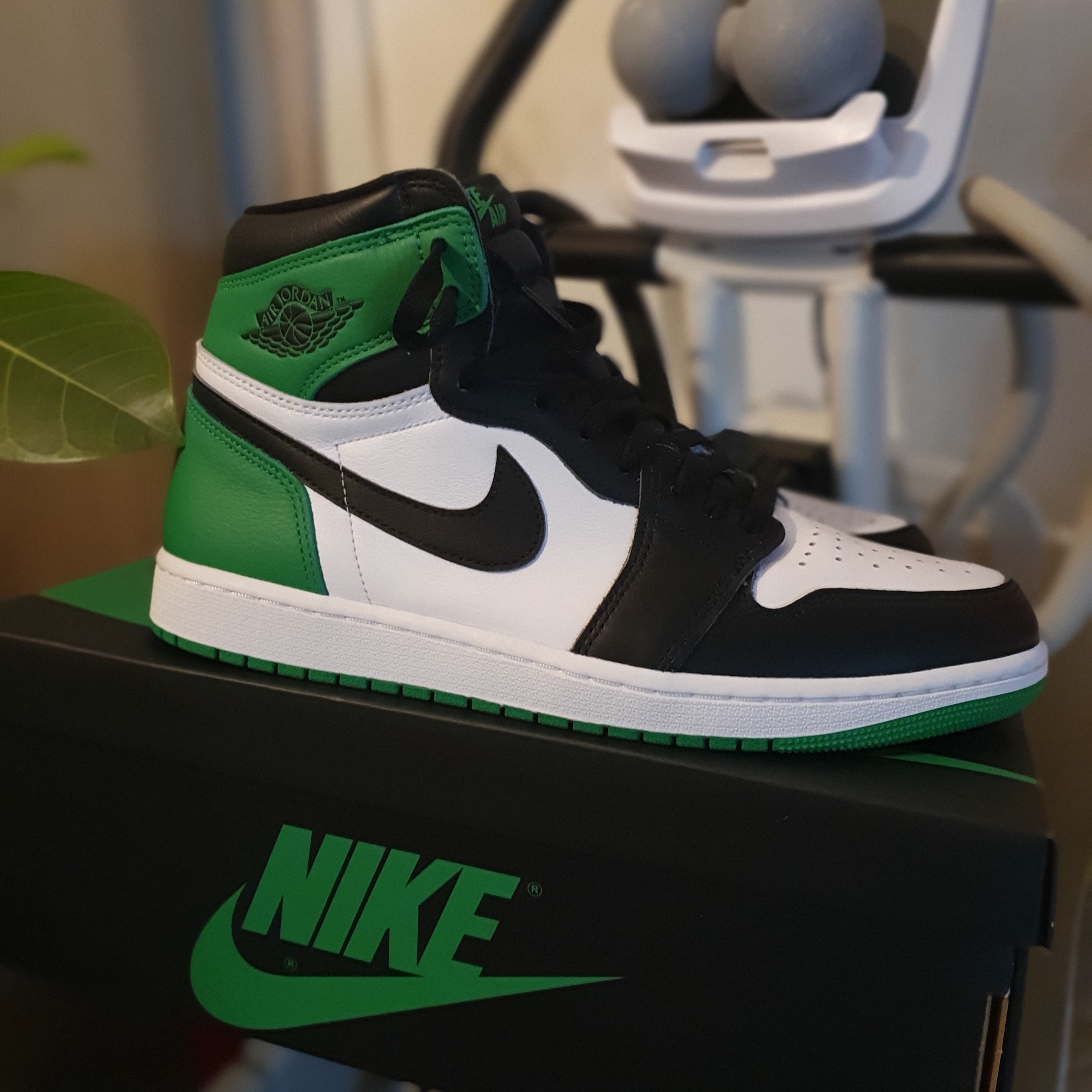 Jordan 1 Retro High OG Black and Lucky Green 착용 스타일 - 1