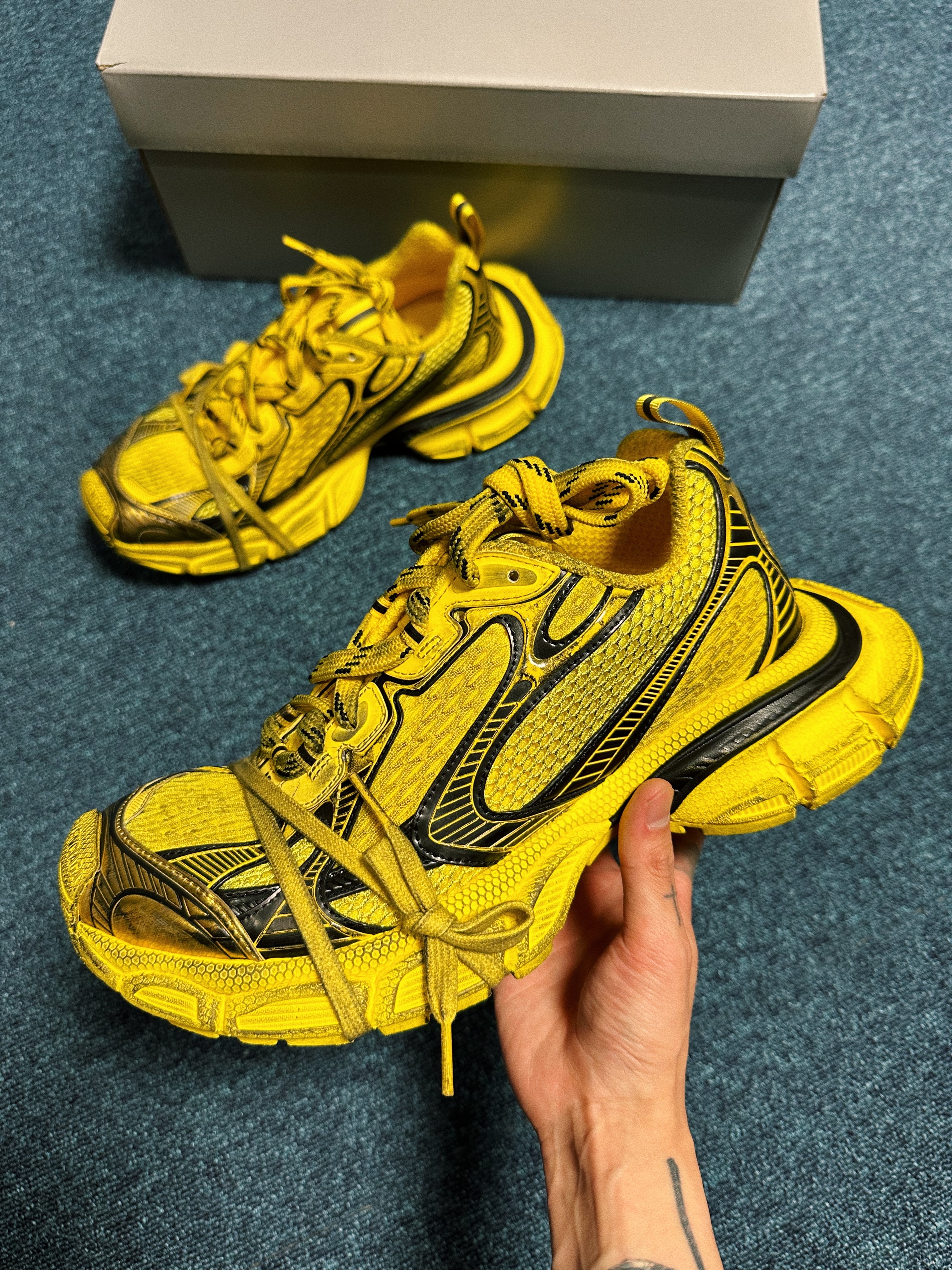 Balenciaga 3XL Sneakers Yellow Black 착용 스타일 - 4