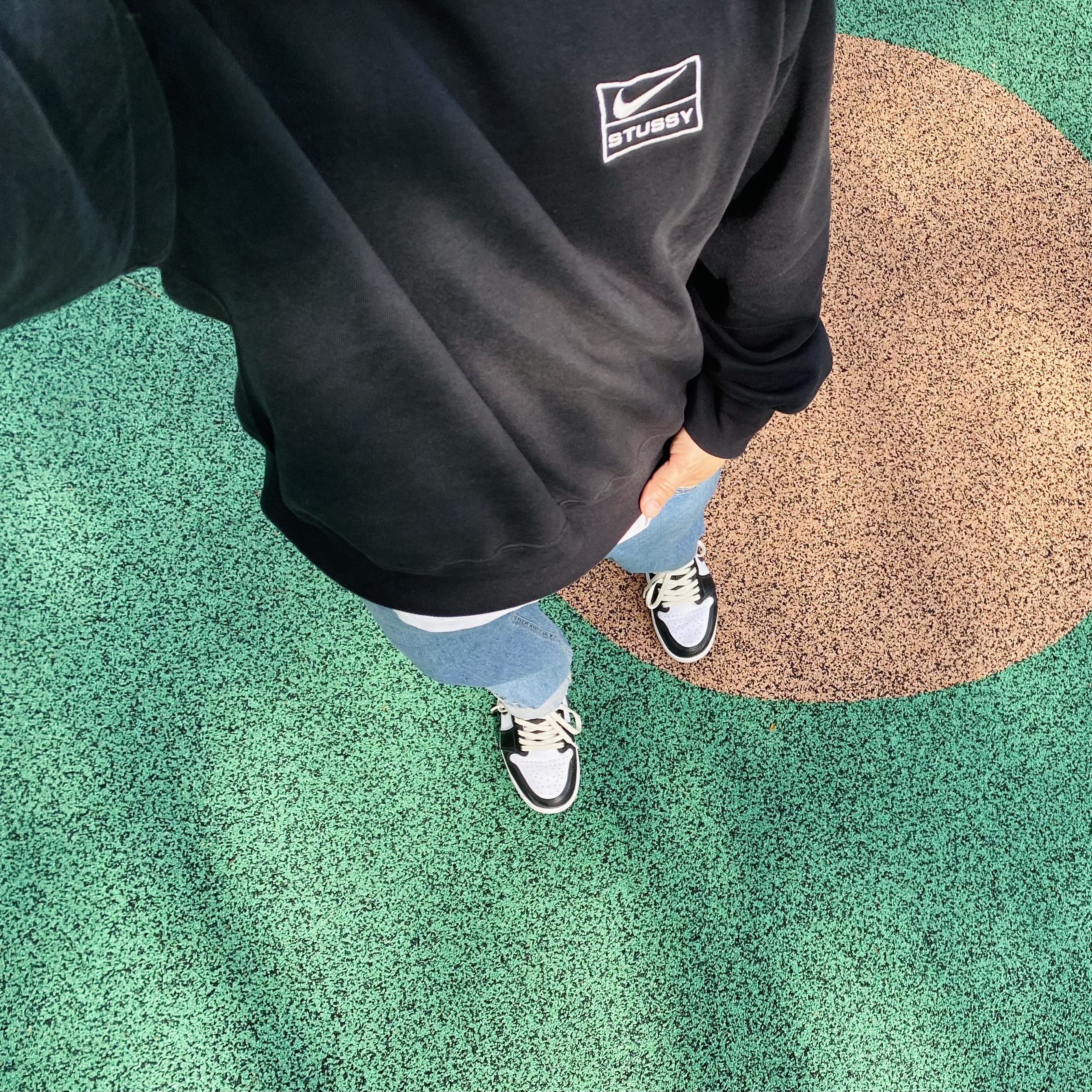 Nike x Stussy NRG Washed Fleece Crewneck Black (DO5310-010), Jordan 1 Retro Low OG Black and Dark Powder Blue 착용 스타일