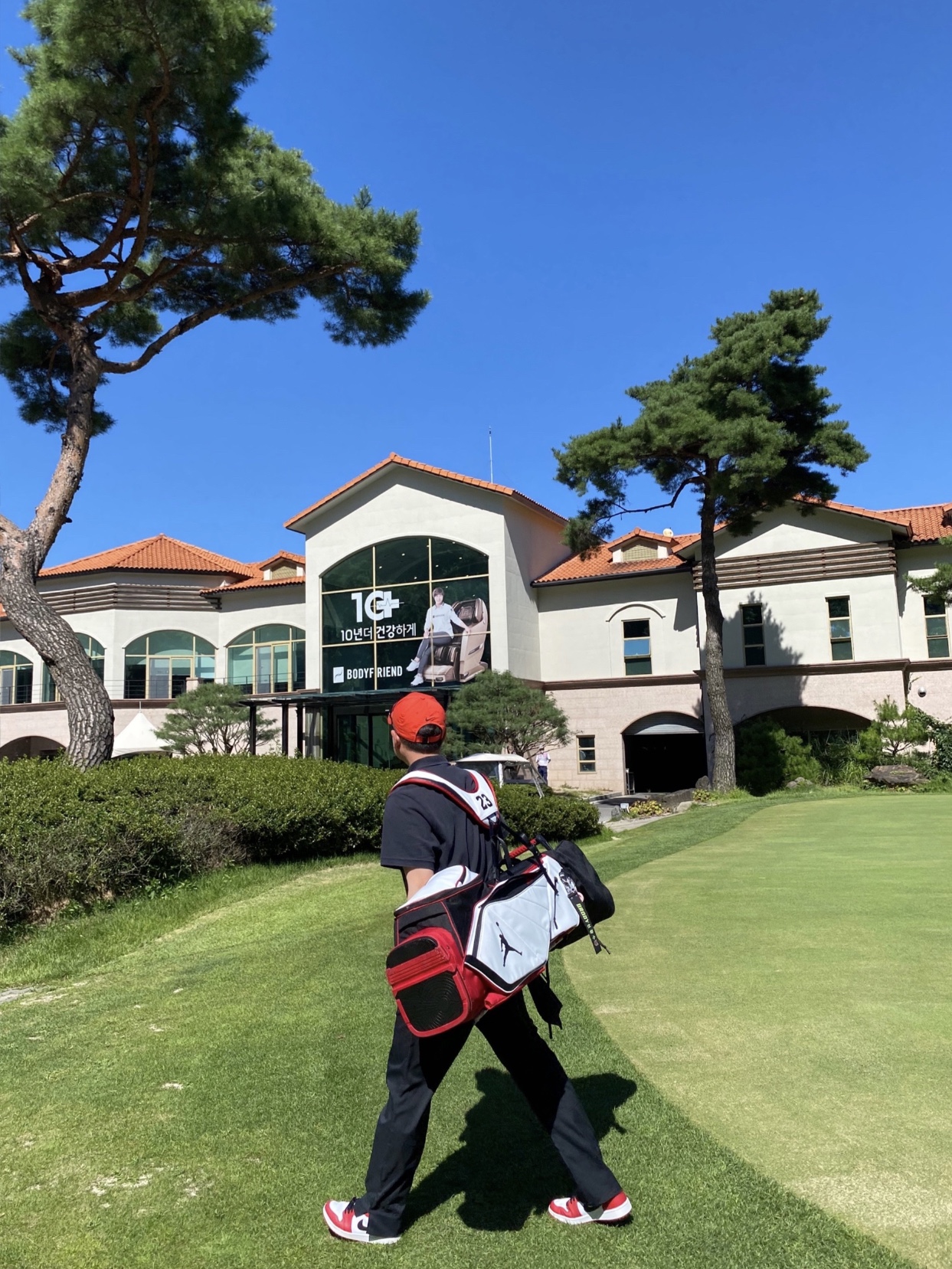 Jordan Fade Away Golf Bag White Varsity Red 착용 스타일