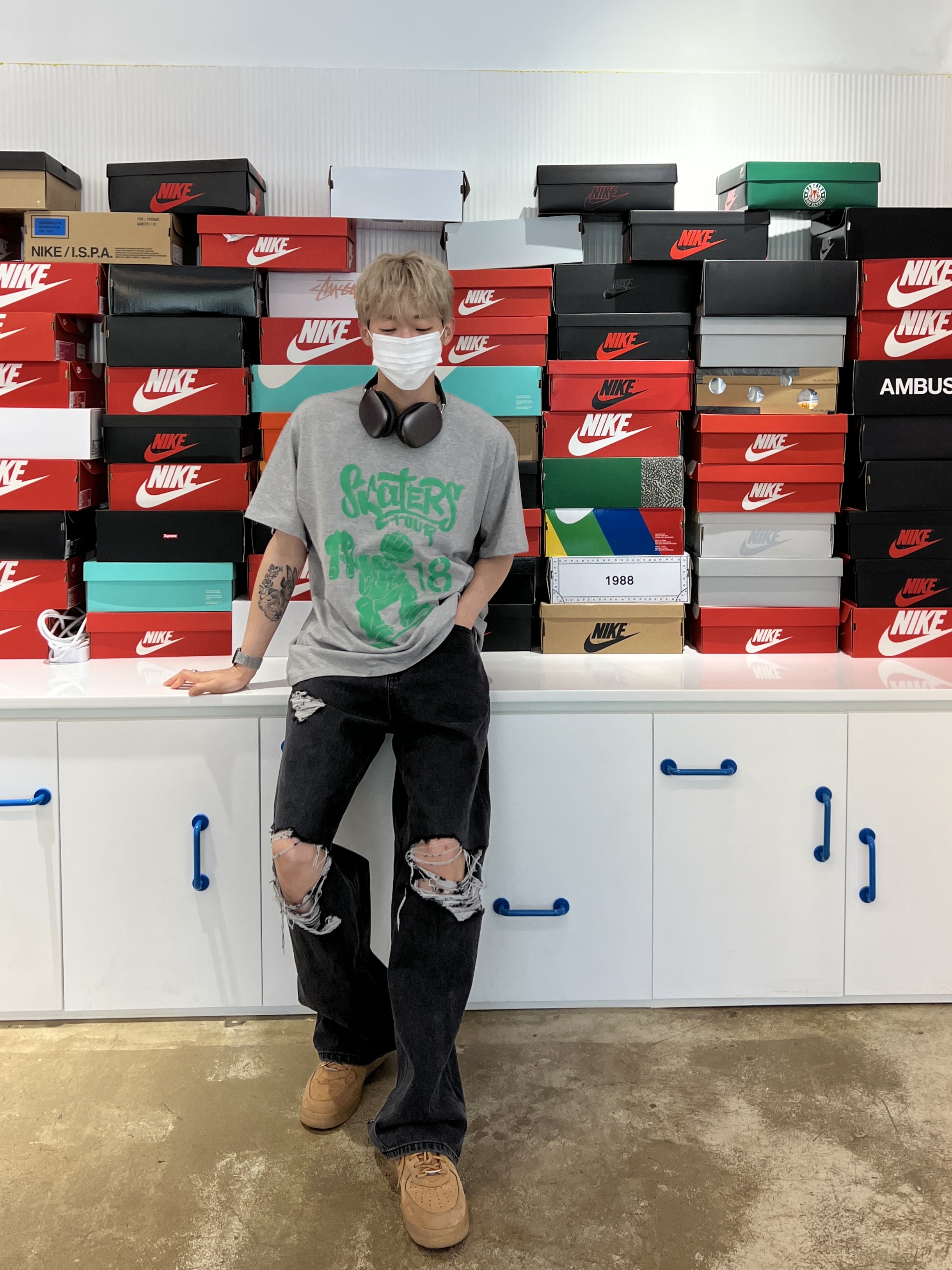 Nike x Supreme Air Force 1 Low Flax, Apple AirPods Max Lightning Space Gray (Korean Ver.) 착용 스타일 - 1