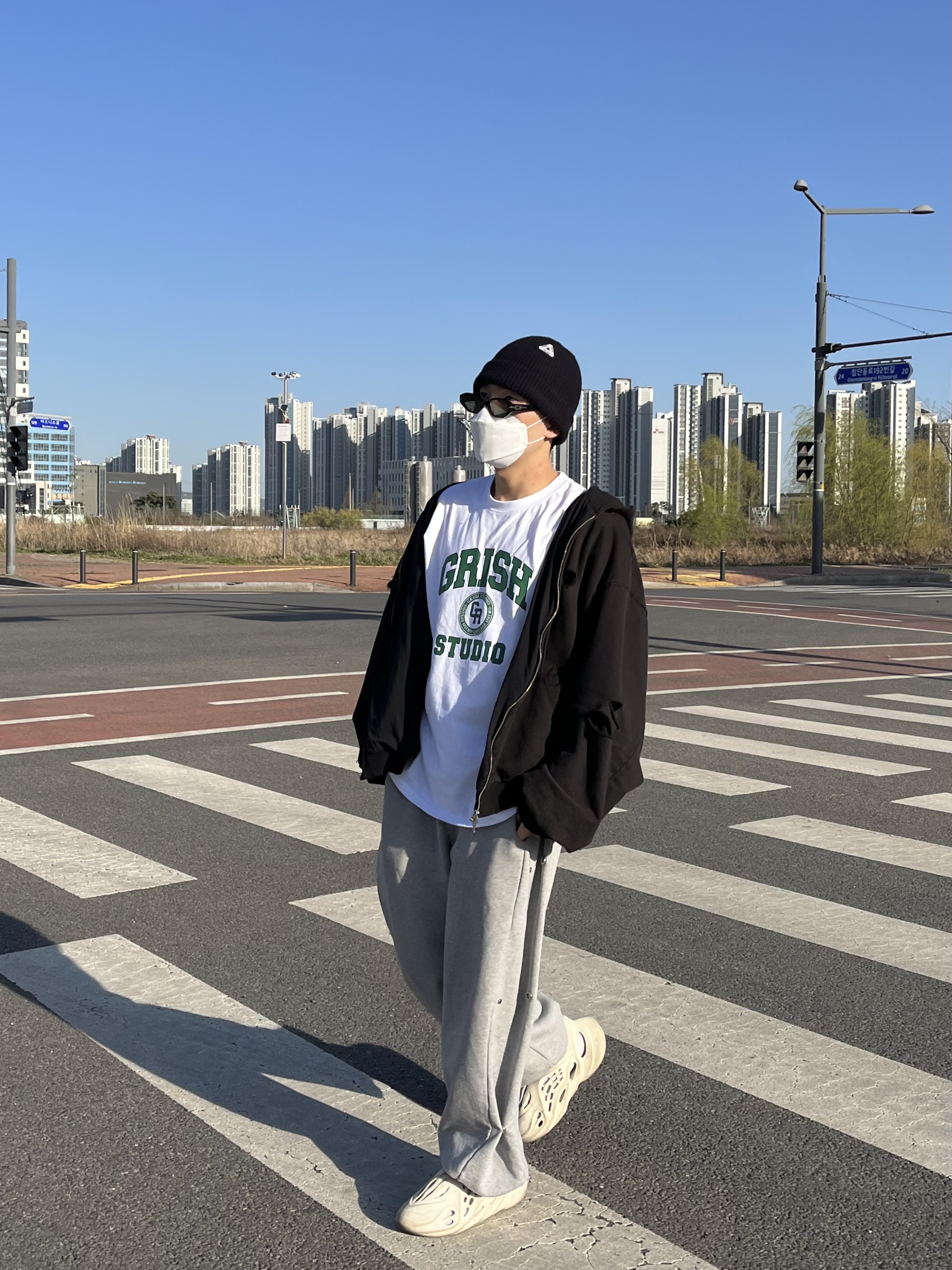 Adidas Yeezy Foam RNNR Sand, Palace Head Top Beanie Brown - 21FW 착용 스타일 - 1