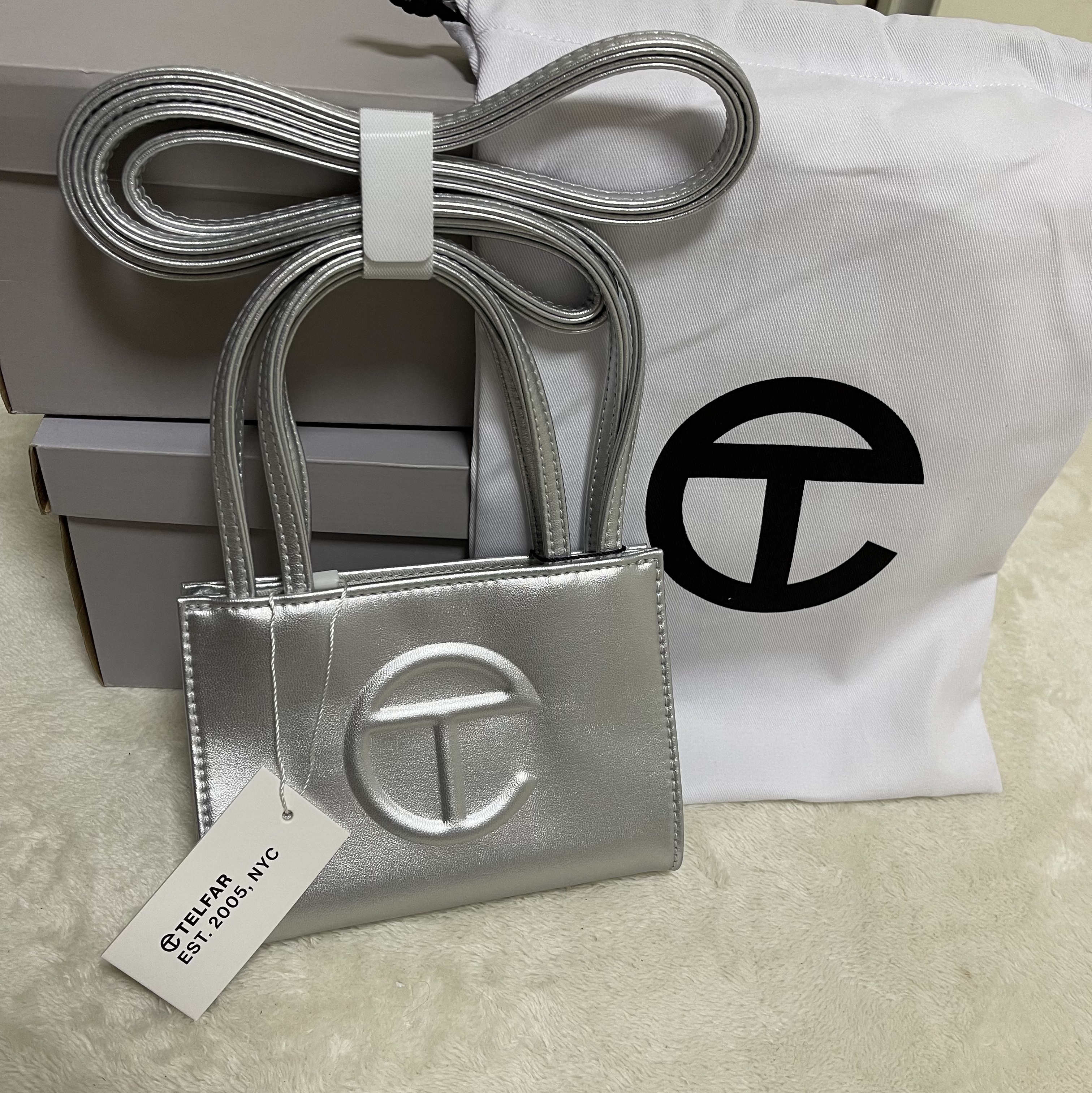 Telfar Small Shopping Bag Silver 착용 스타일