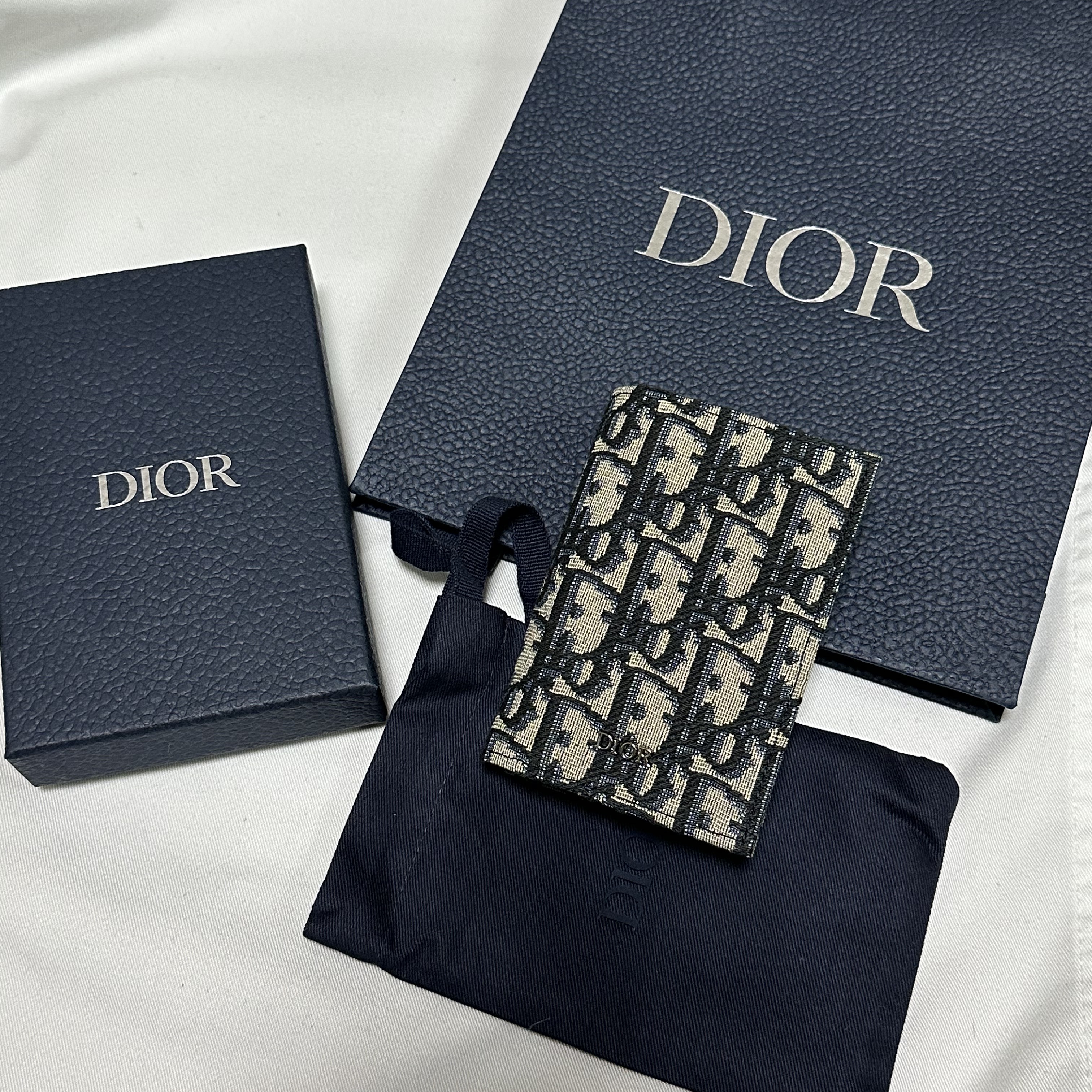 Dior Bi-Fold Card Holder Beige & Black Dior Oblique Jacquard 착용 스타일