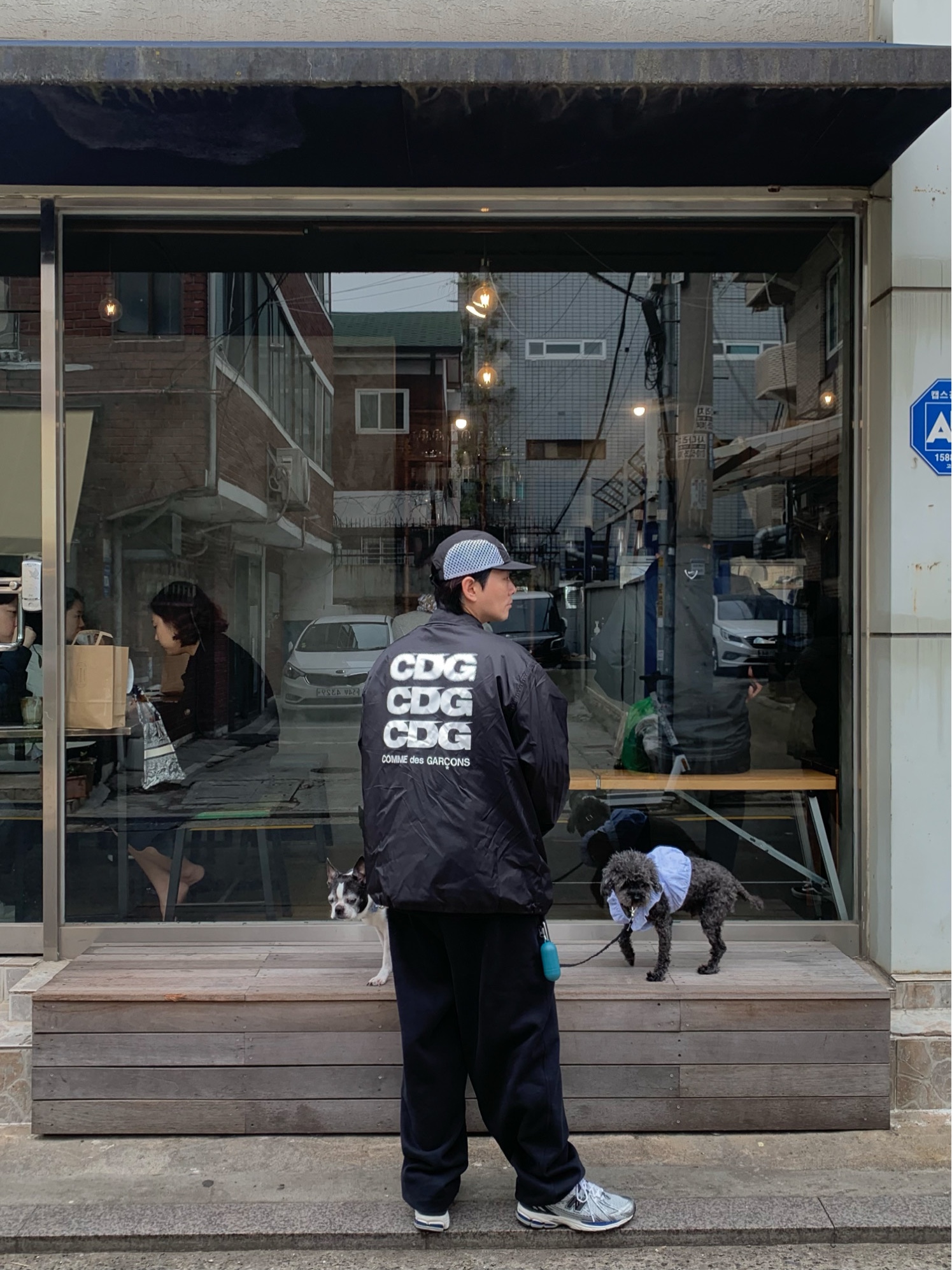CDG Logo Coach Jacket Black, Helinox x Obey Camp Cap Black 착용 스타일 - 1