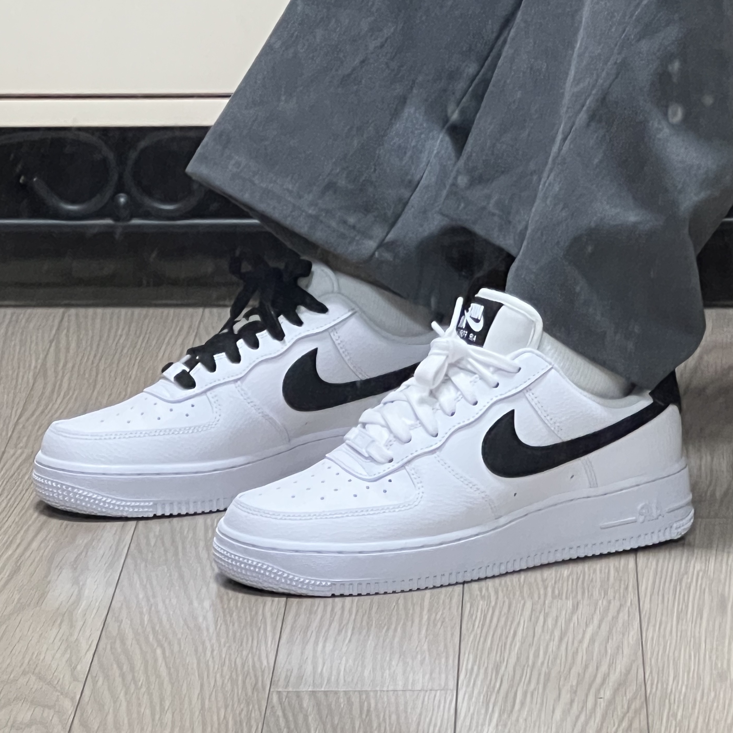 (W) Nike Air Force 1 '07 White Black 착용 스타일 - 2