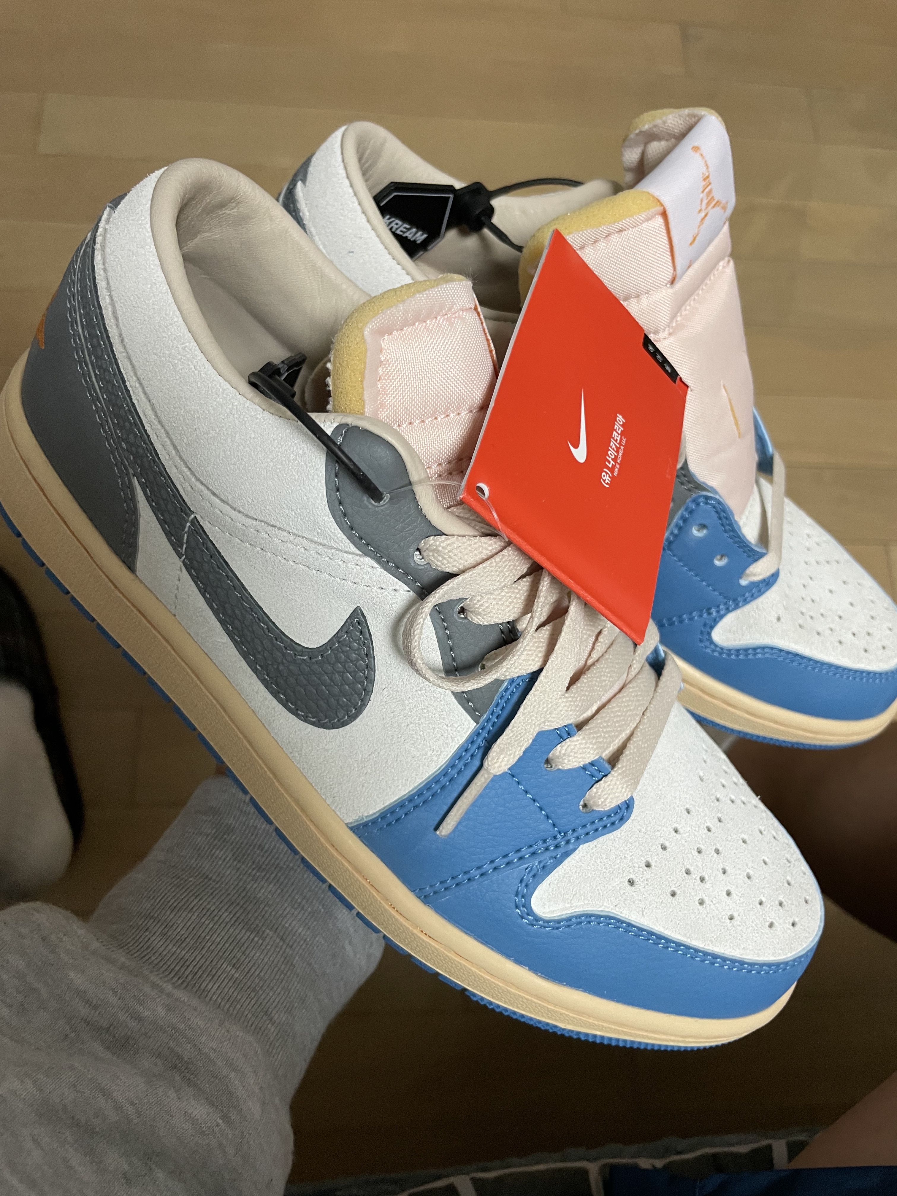 Jordan 1 Low SE Tokyo 96 착용 스타일 - 4
