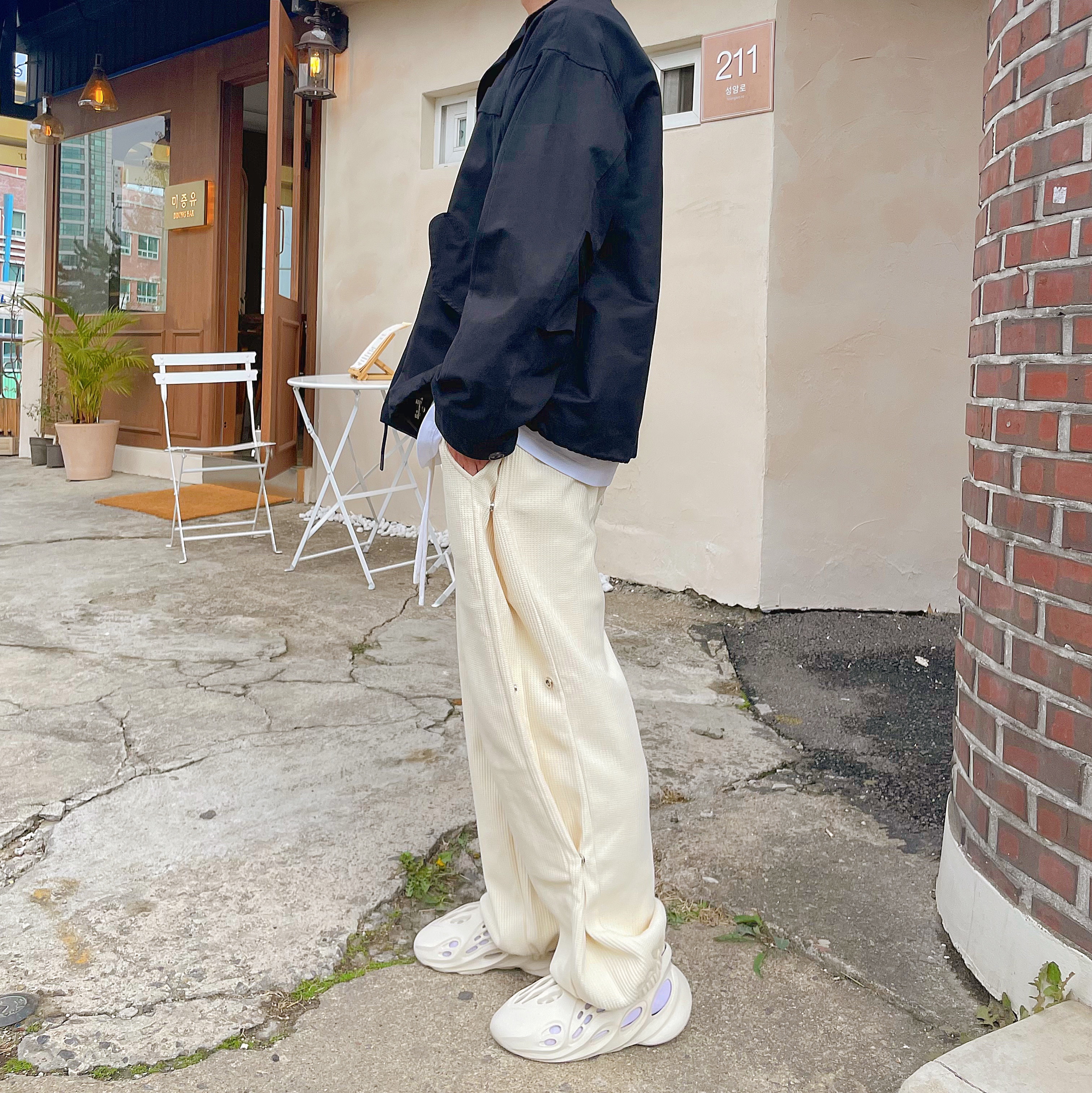 Adidas Yeezy Foam RNNR Sand 착용 스타일 - 3