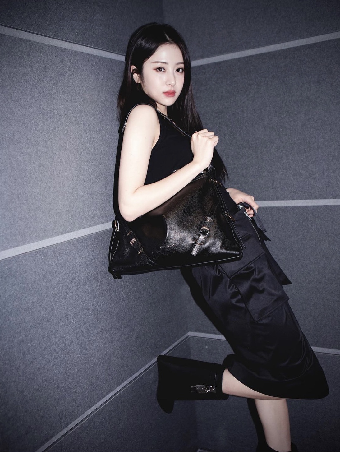 Givenchy Large Voyou Bag in Leather Black 착용 스타일 - 1
