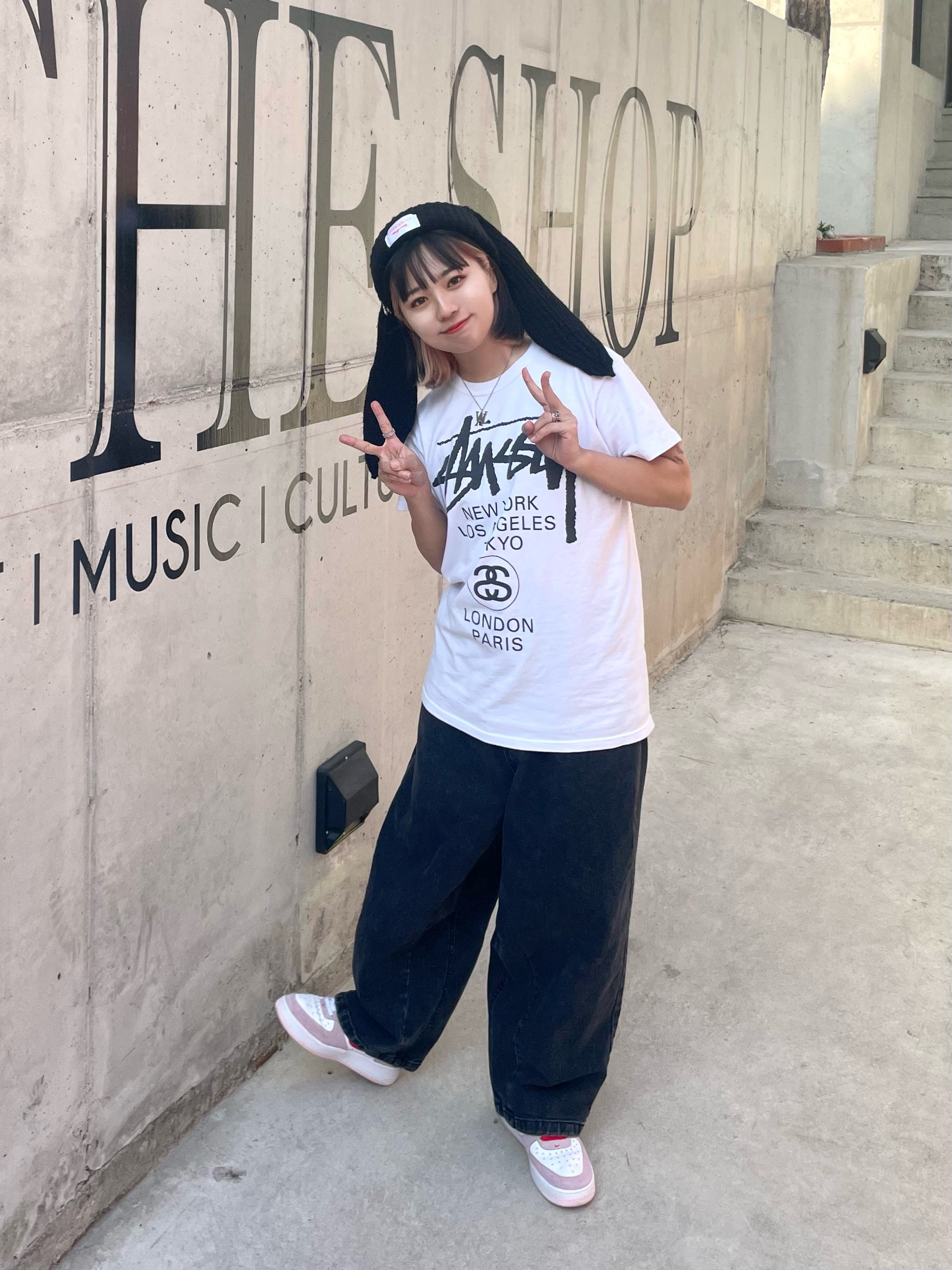 Nike Air Force 1 '07 QS Valentine's Day, Stussy World Tour T-Shirt White 착용 스타일 - 1
