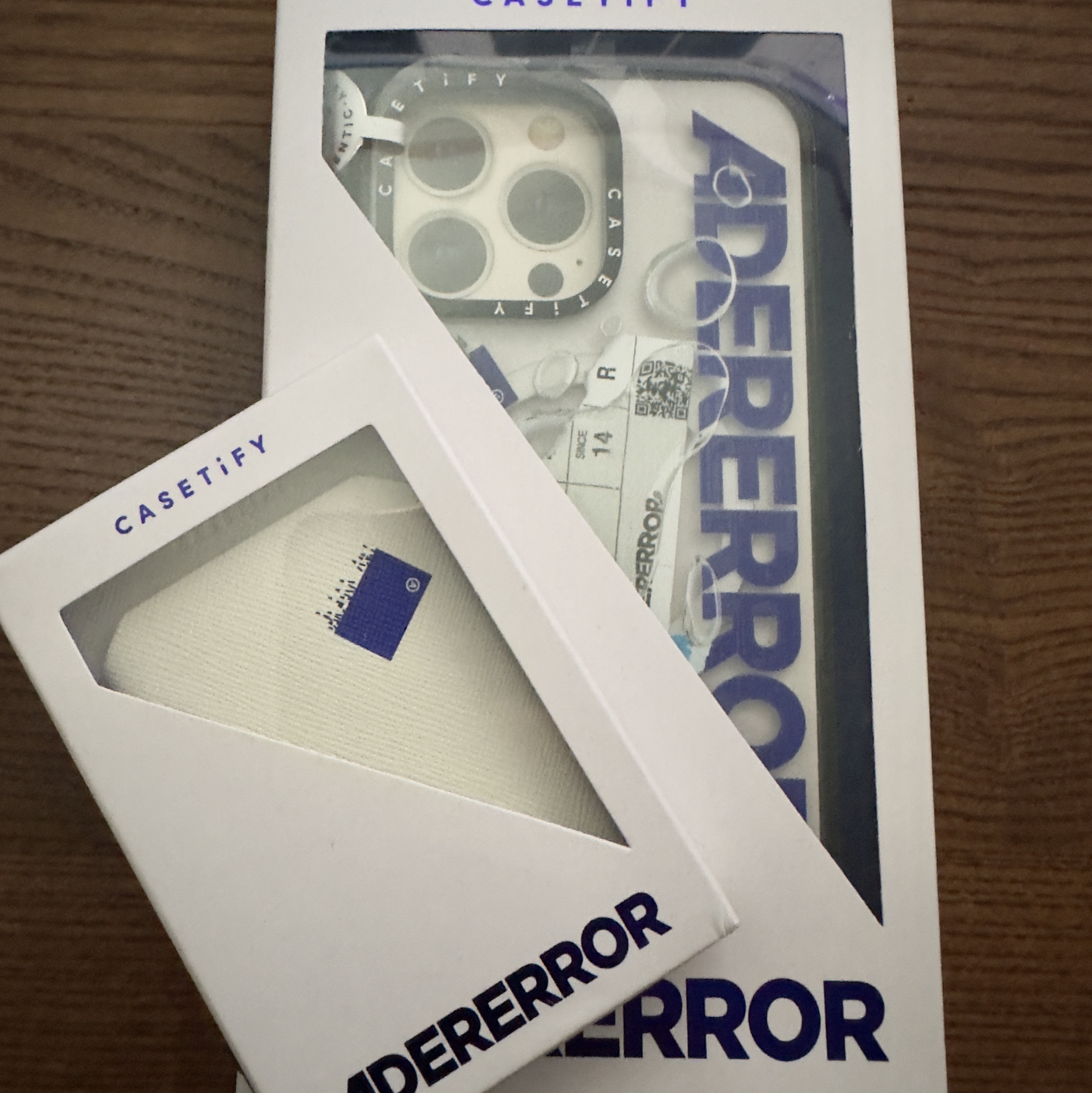 Casetify x Ader Error iPhone Sticker Magsafe Case Clear, Casetify x Ader Error Magsafe Wallet White 착용 스타일