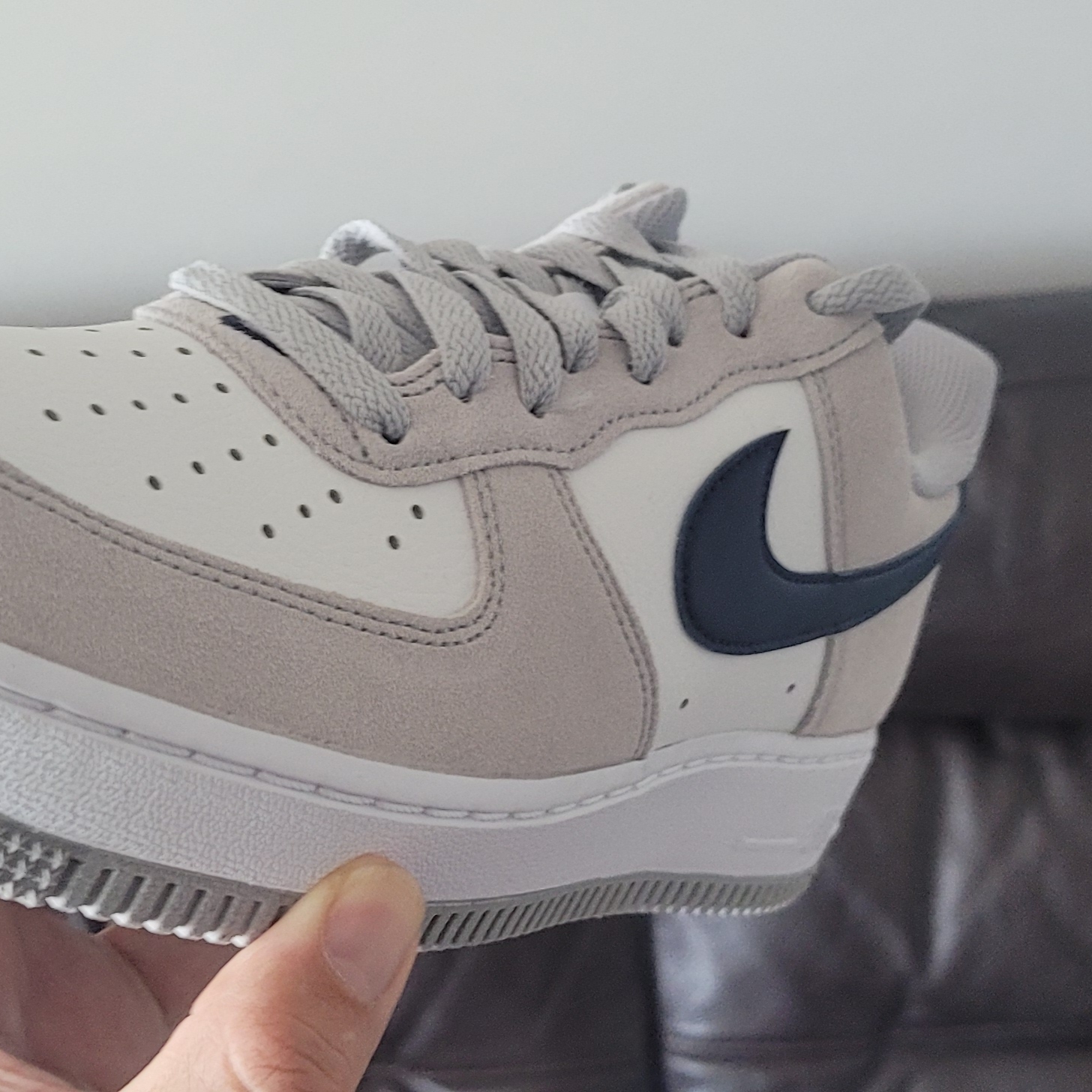 Nike Air Force 1 '07 Light Smoke Grey Midnight Navy 착용 스타일