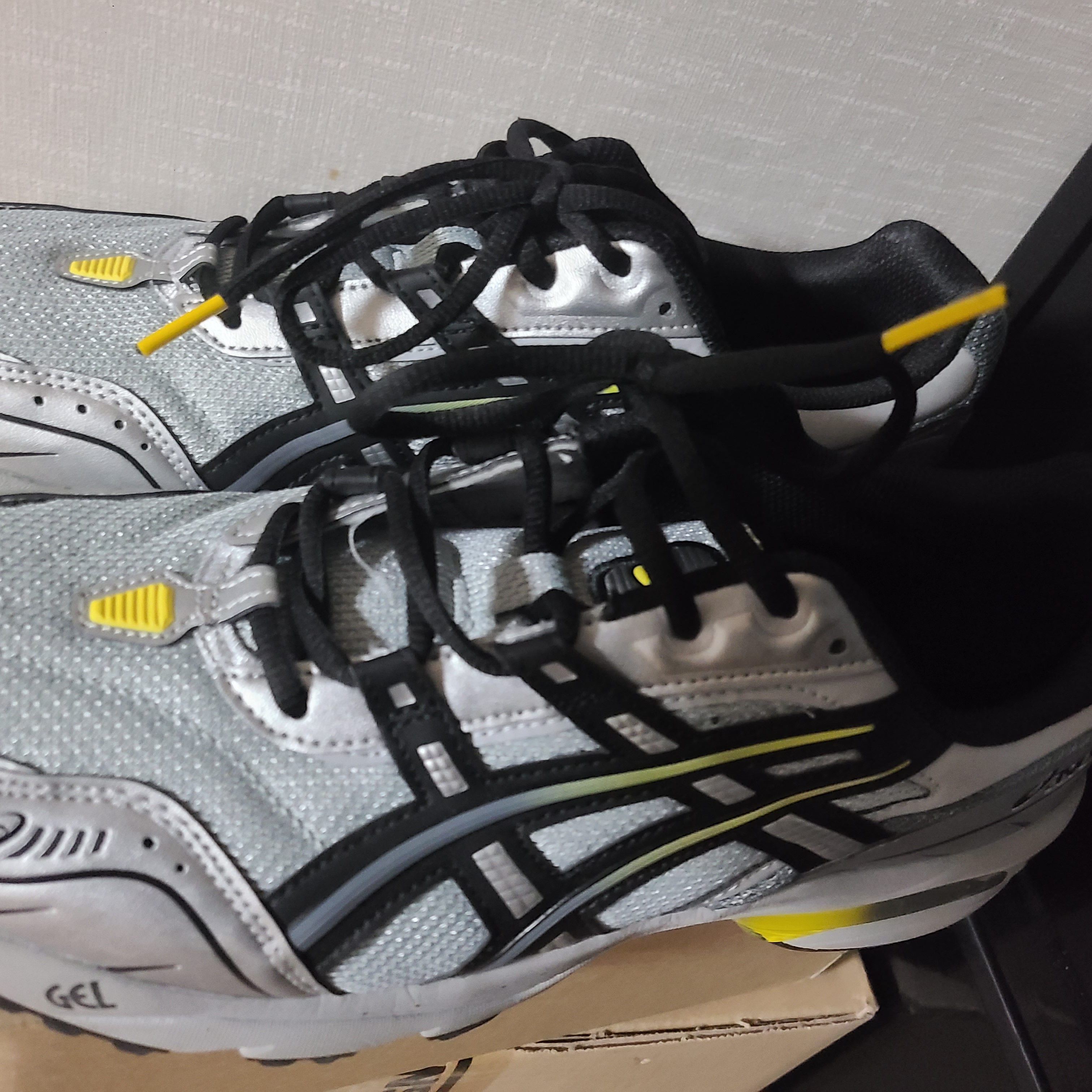 Asics Gel-1090 Mid Grey Black 착용 스타일