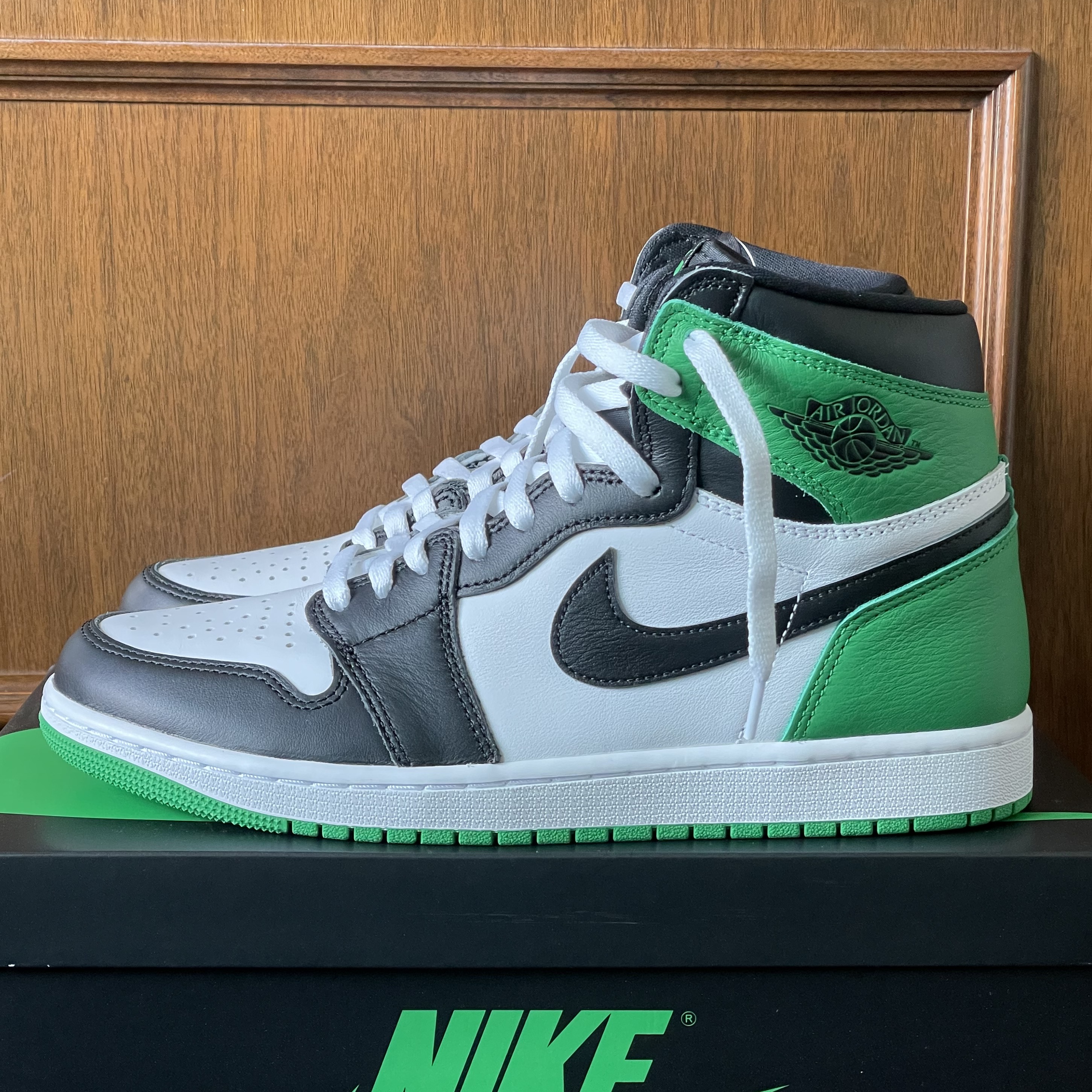 Jordan 1 Retro High OG Black and Lucky Green 착용 스타일 - 1