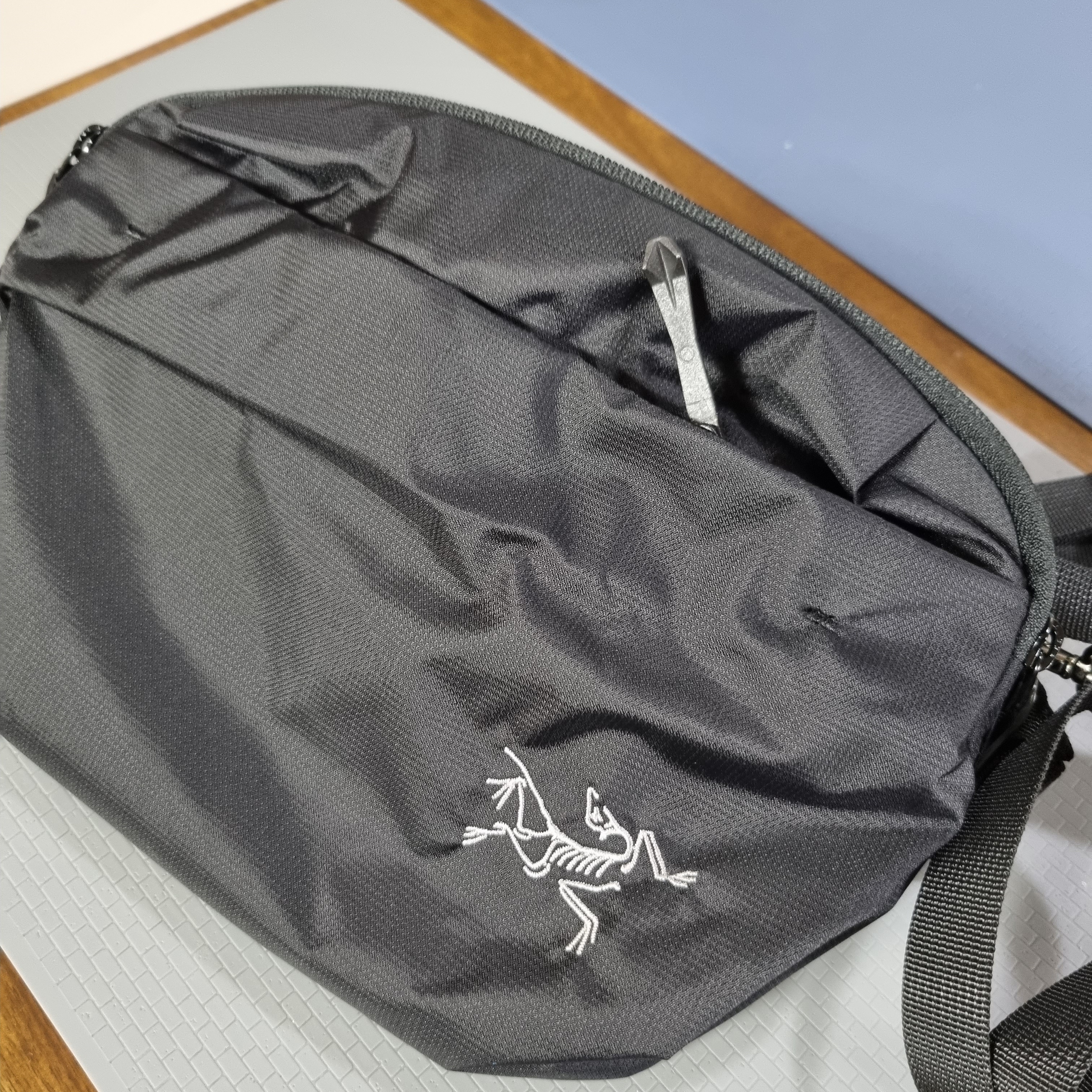 Arc'teryx Heliad 6 Crossbody Bag Black 착용 스타일