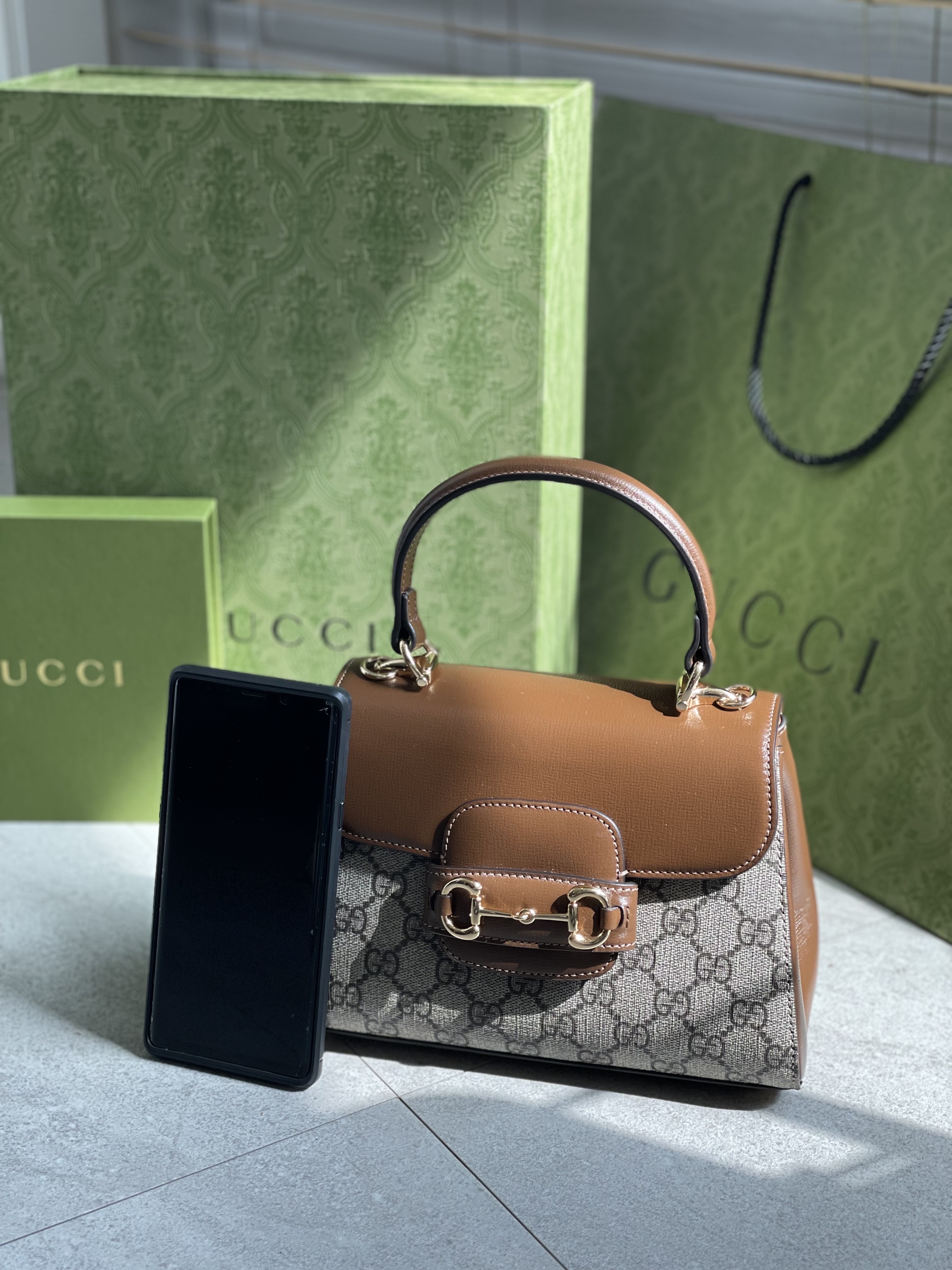 Gucci Horsebit 1955 Top Handle Bag Brown Beige Ebony 착용 스타일 - 1