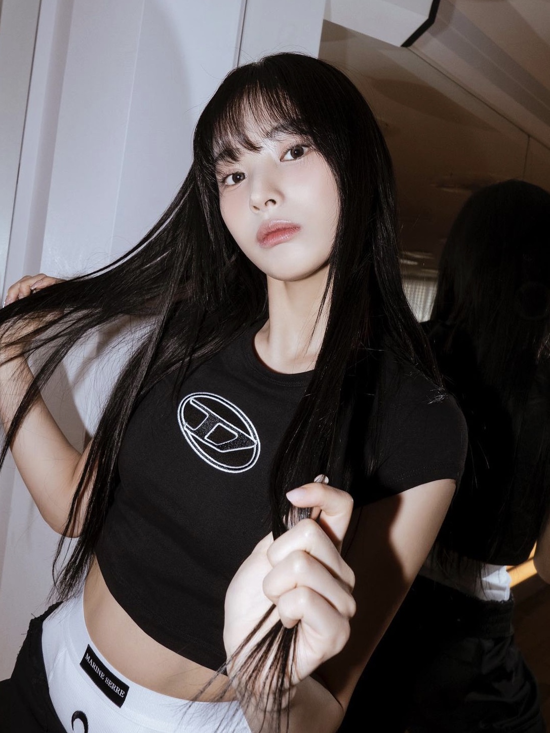 (W) Diesel T-Angie Peekaboo Logo T-Shirt Black 착용 스타일 - 3