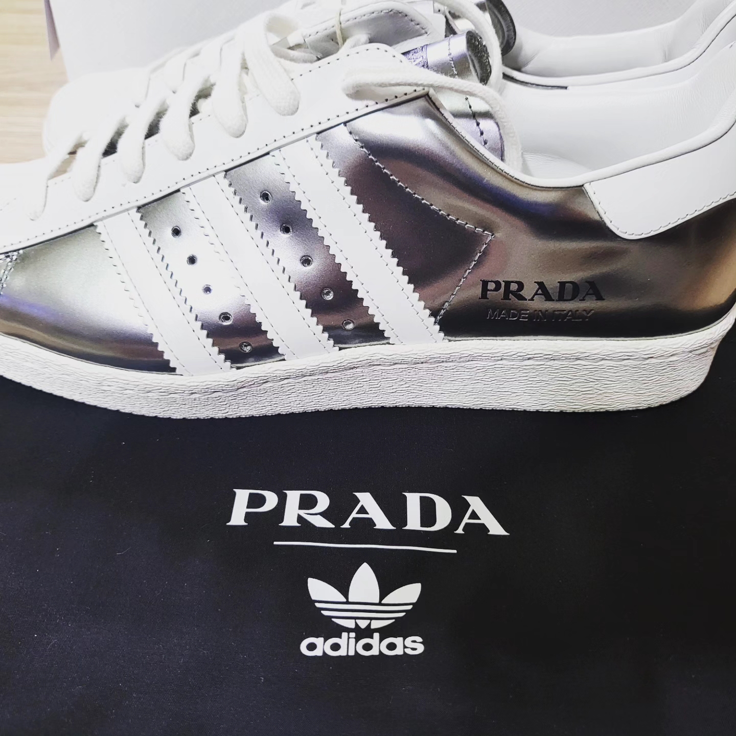 Adidas x Prada Superstar Metallic Silver 착용 스타일 - 2