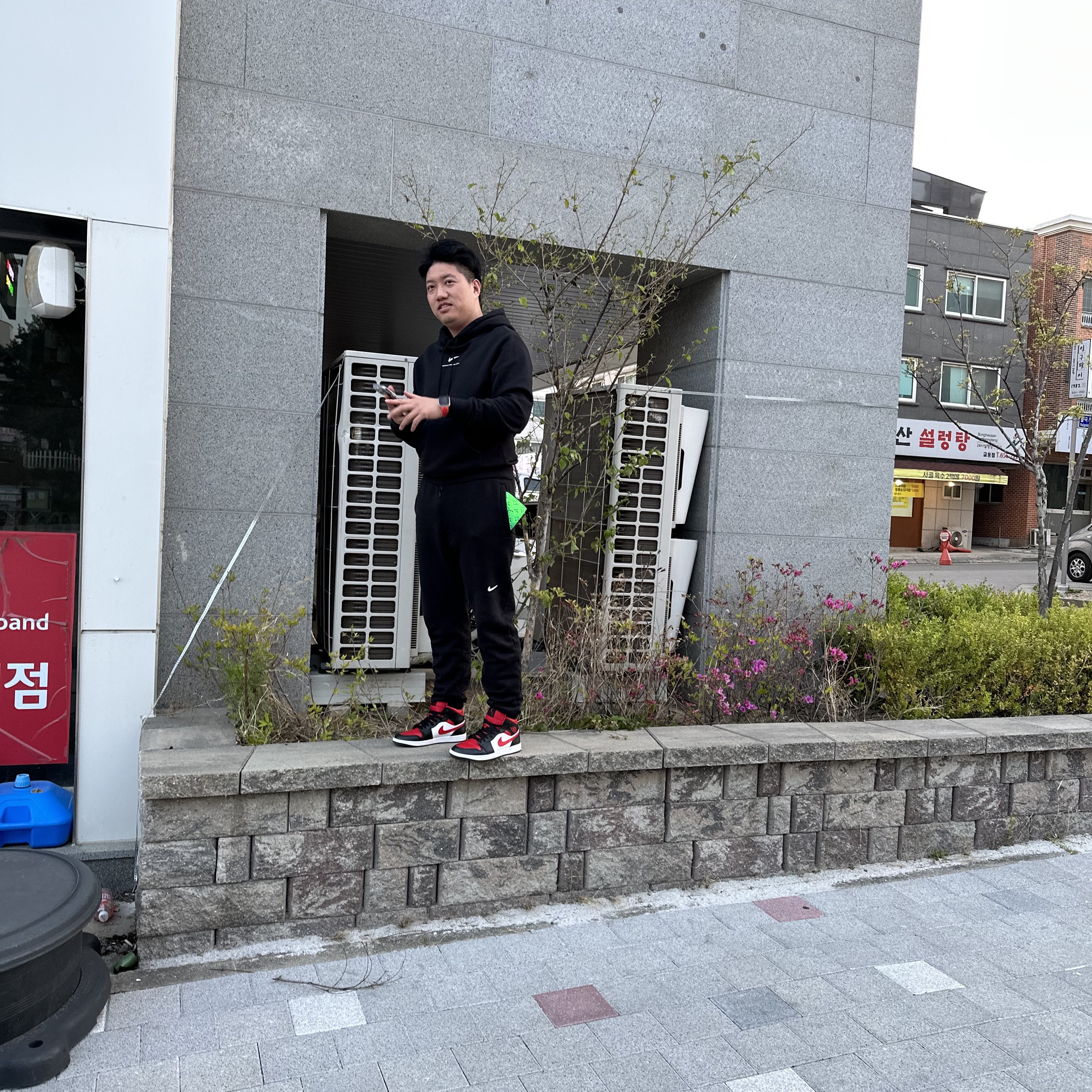 Jordan 1 Mid Black Fire Red, Nike x Drake Nocta NRG Essential Fleece Pants Black - Asia 착용 스타일 - 2