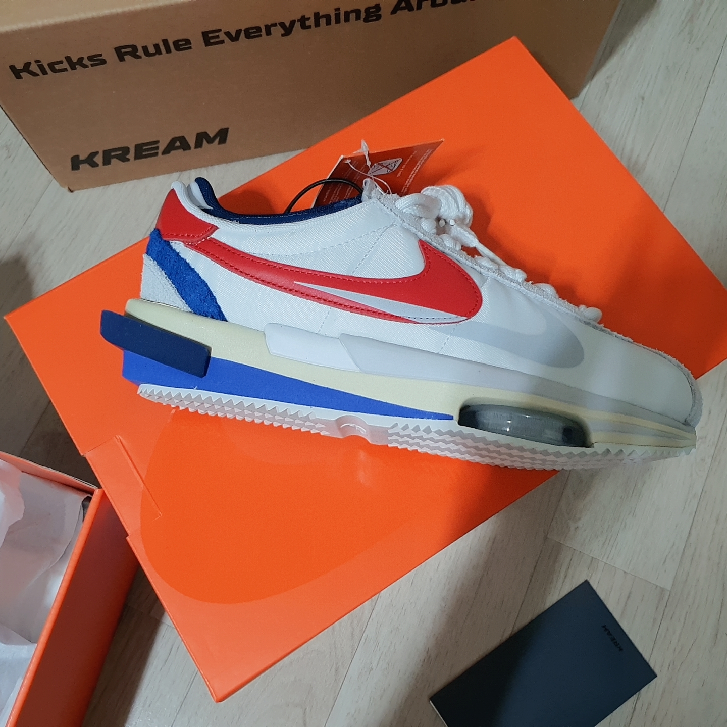 Nike x Sacai Zoom Cortez SP White and University Red 착용 스타일 - 3