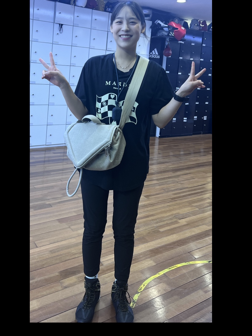Bottega Veneta AirPods Pro Case Parakeet 착용 스타일