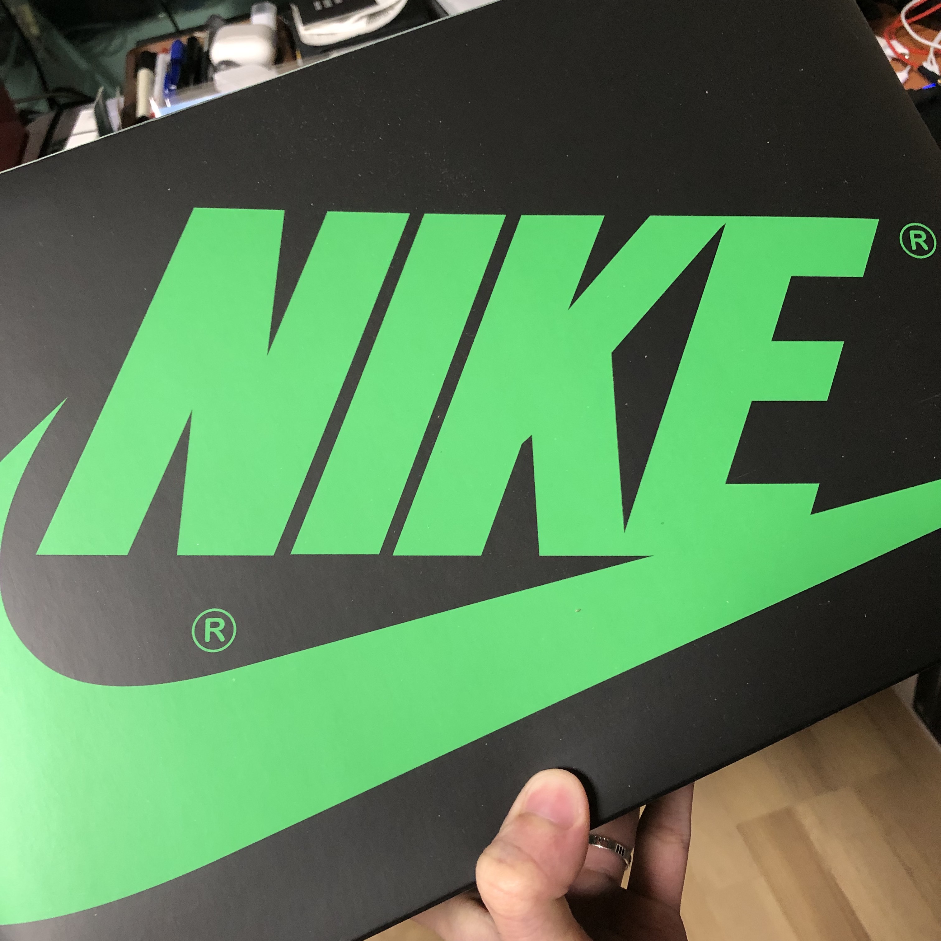Jordan 1 Retro High OG Black and Lucky Green 착용 스타일 - 1