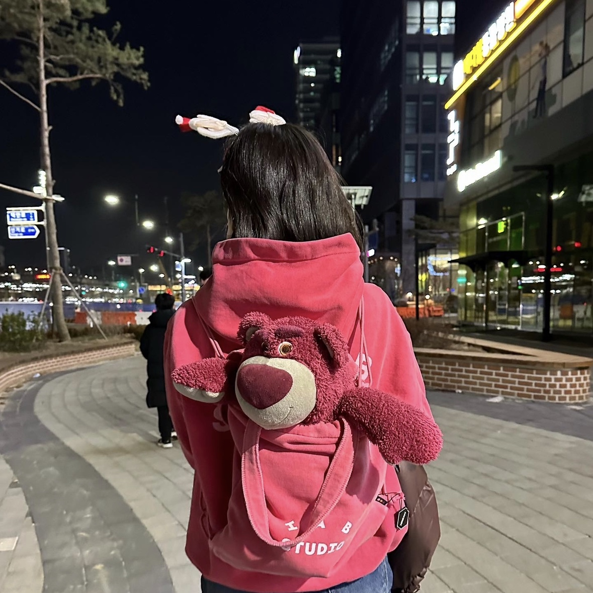 IAB Studio Pigment Hoodie & Sack Coral 착용 스타일