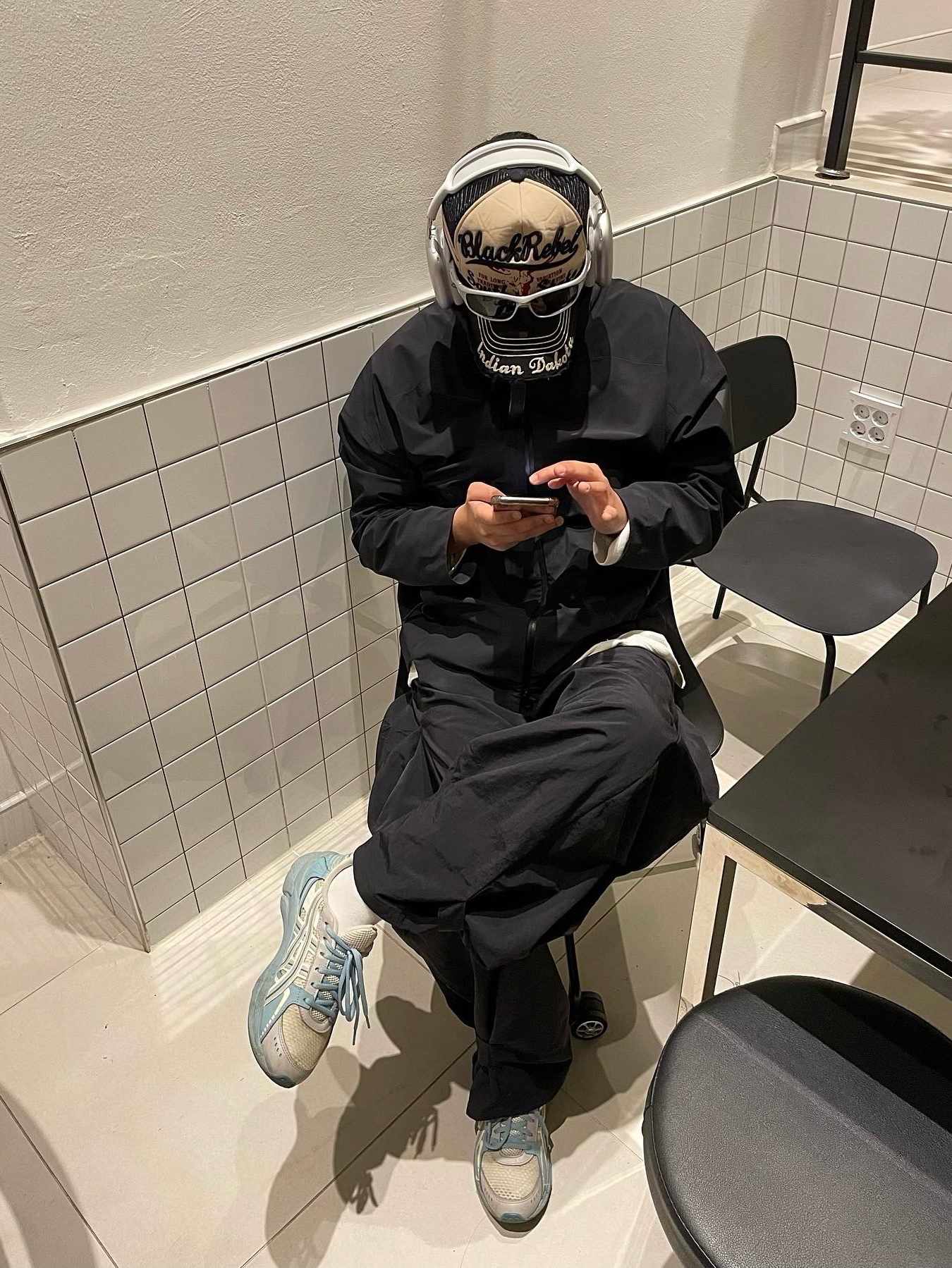 Asics Gel-Kyrios Cream Oyster Grey, Apple AirPods Max Lightning Silver (Korean Ver.) 착용 스타일 - 2
