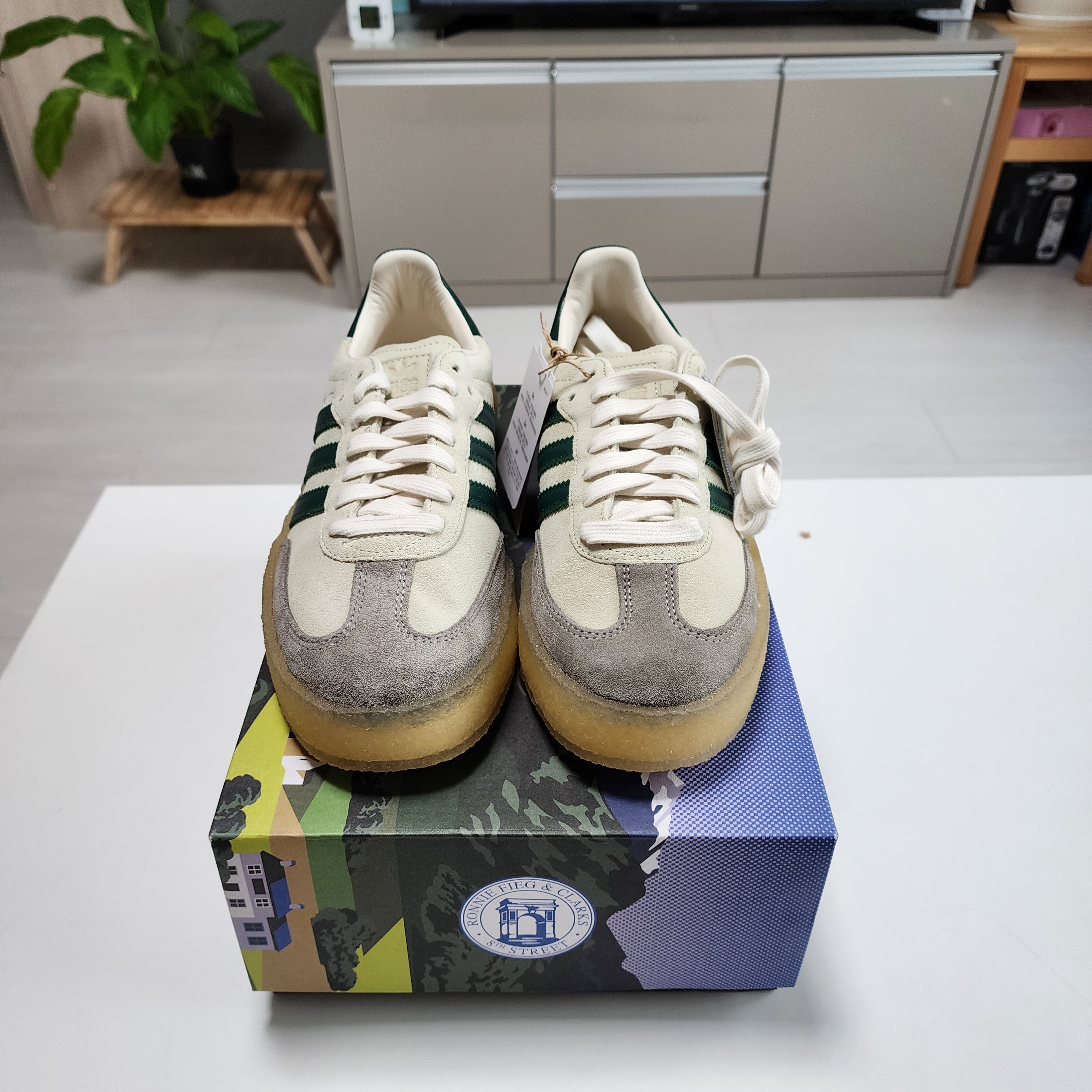 Adidas x Clarks x Ronnie Fieg 8th Street Samba Chalk White Green 착용 스타일 - 2
