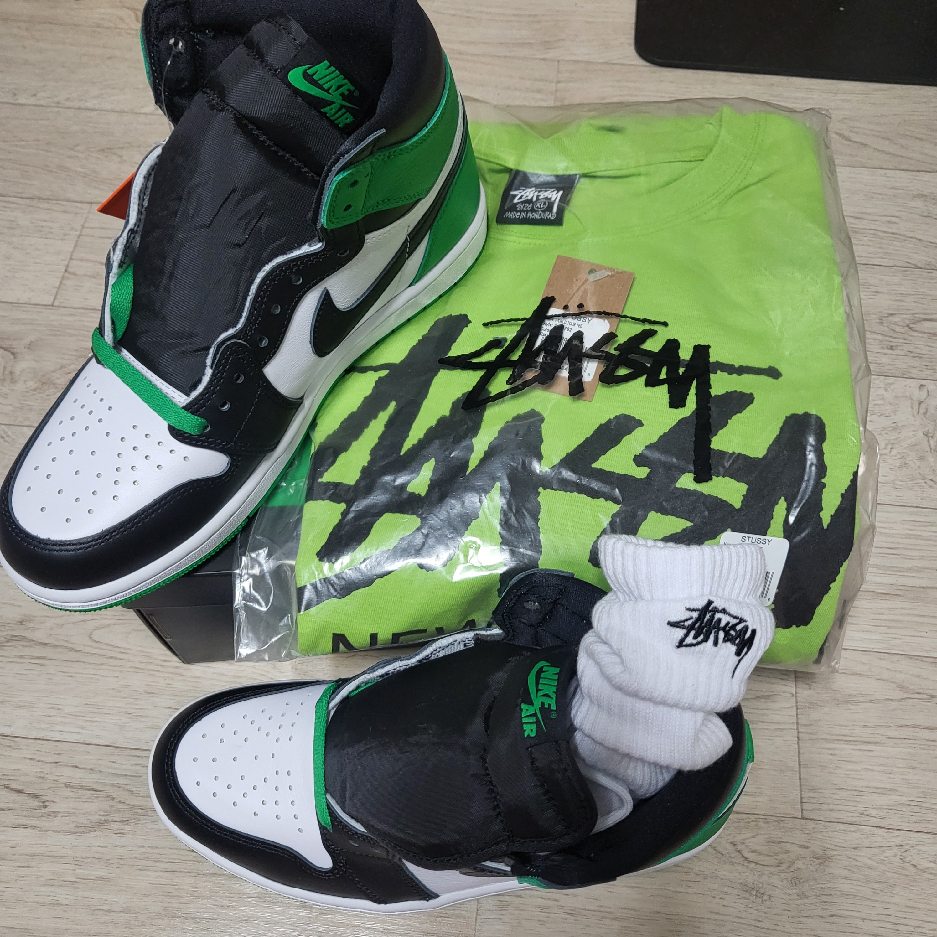 Jordan 1 Retro High OG Black and Lucky Green, Stussy Small Stock Crew Socks White (3 Pack) 착용 스타일 - 3